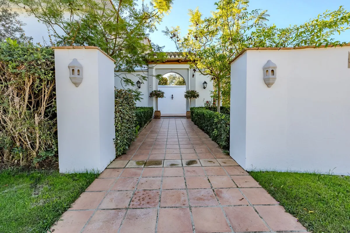 Comprar villa de 4 dormitorios en San Roque Club