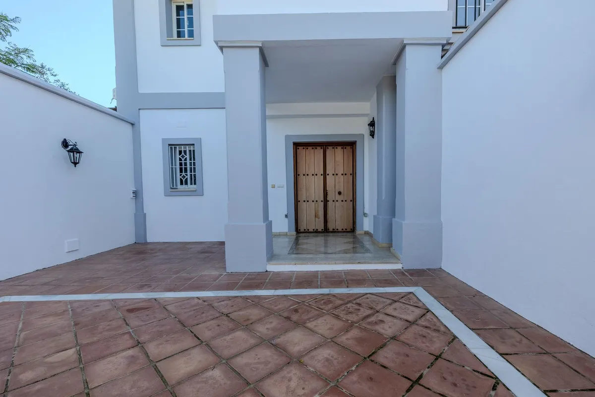 Comprar villa de 4 dormitorios en San Roque Club