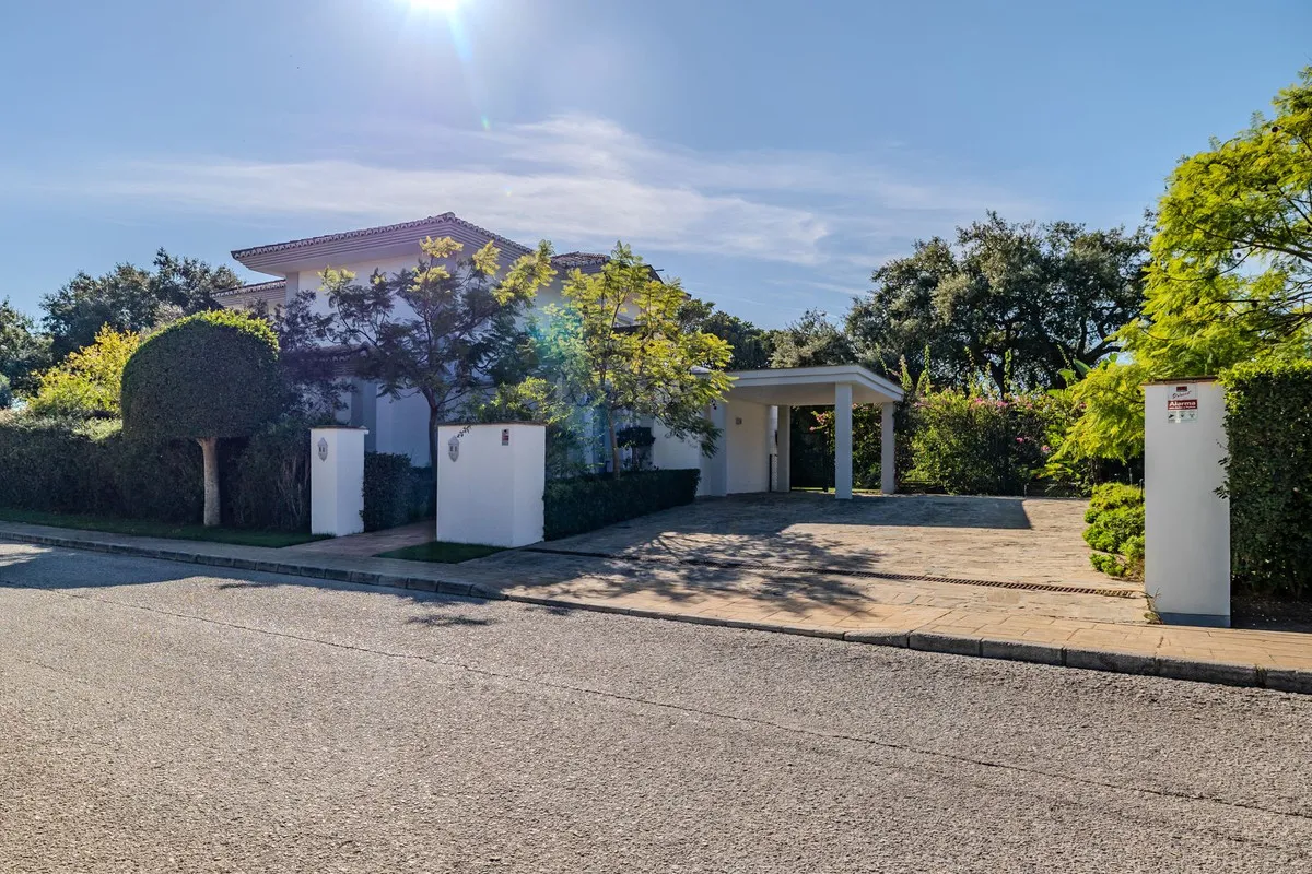 Comprar villa de 4 dormitorios en San Roque Club