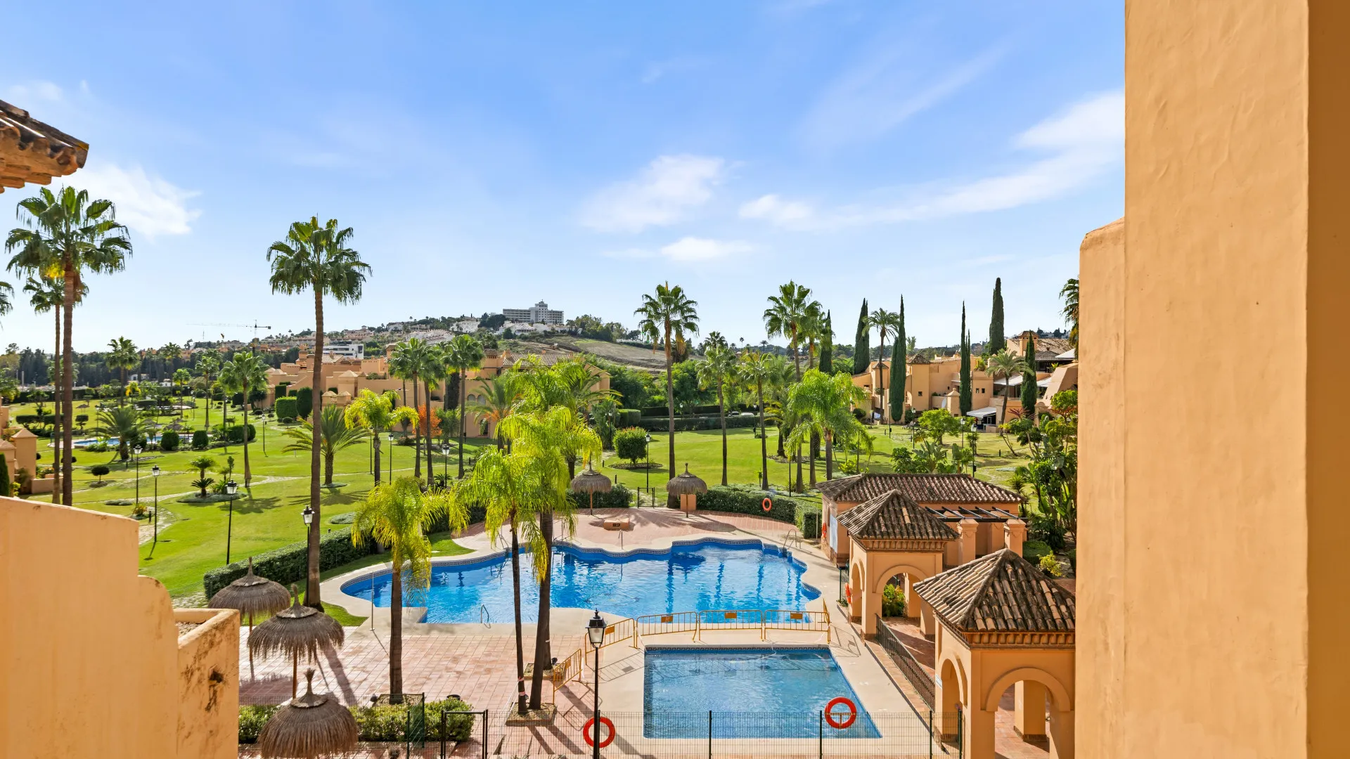 Duplex penthouse with 3 bedrooms for sale in Benahavis