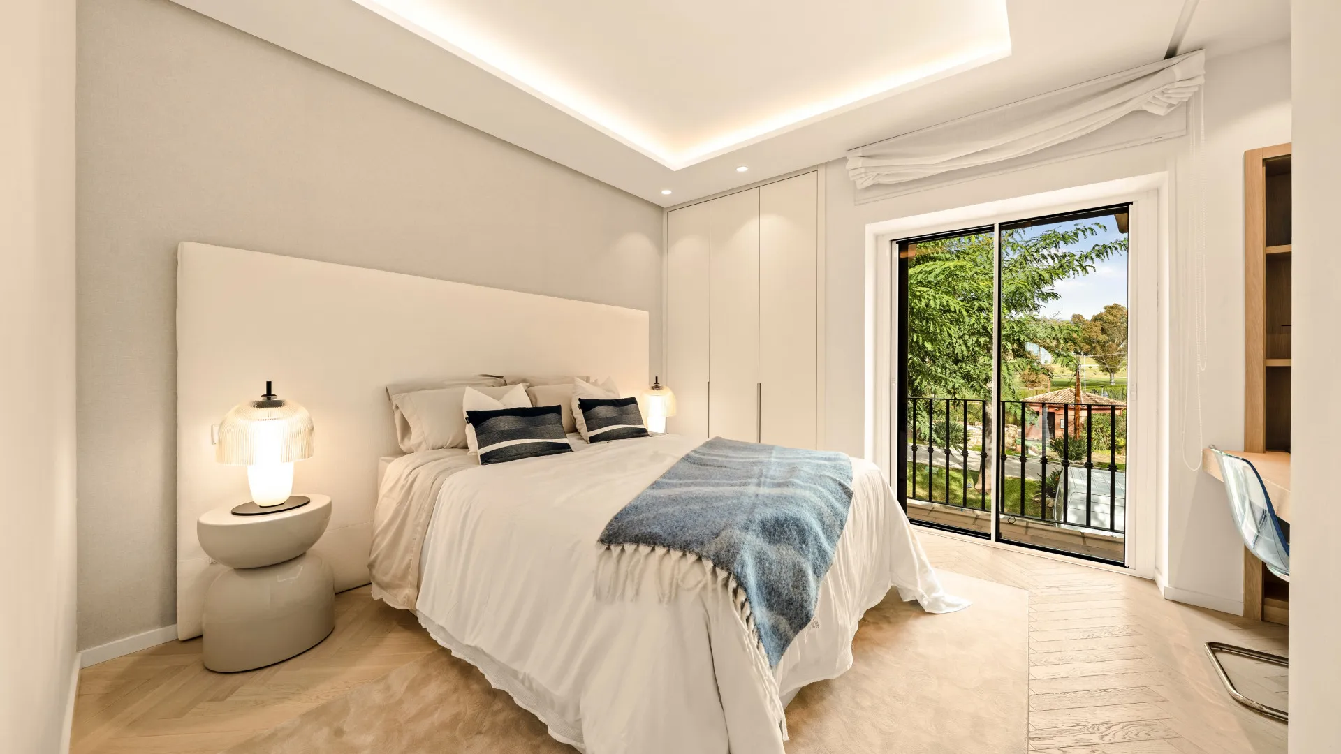 Duplex penthouse with 3 bedrooms for sale in Benahavis