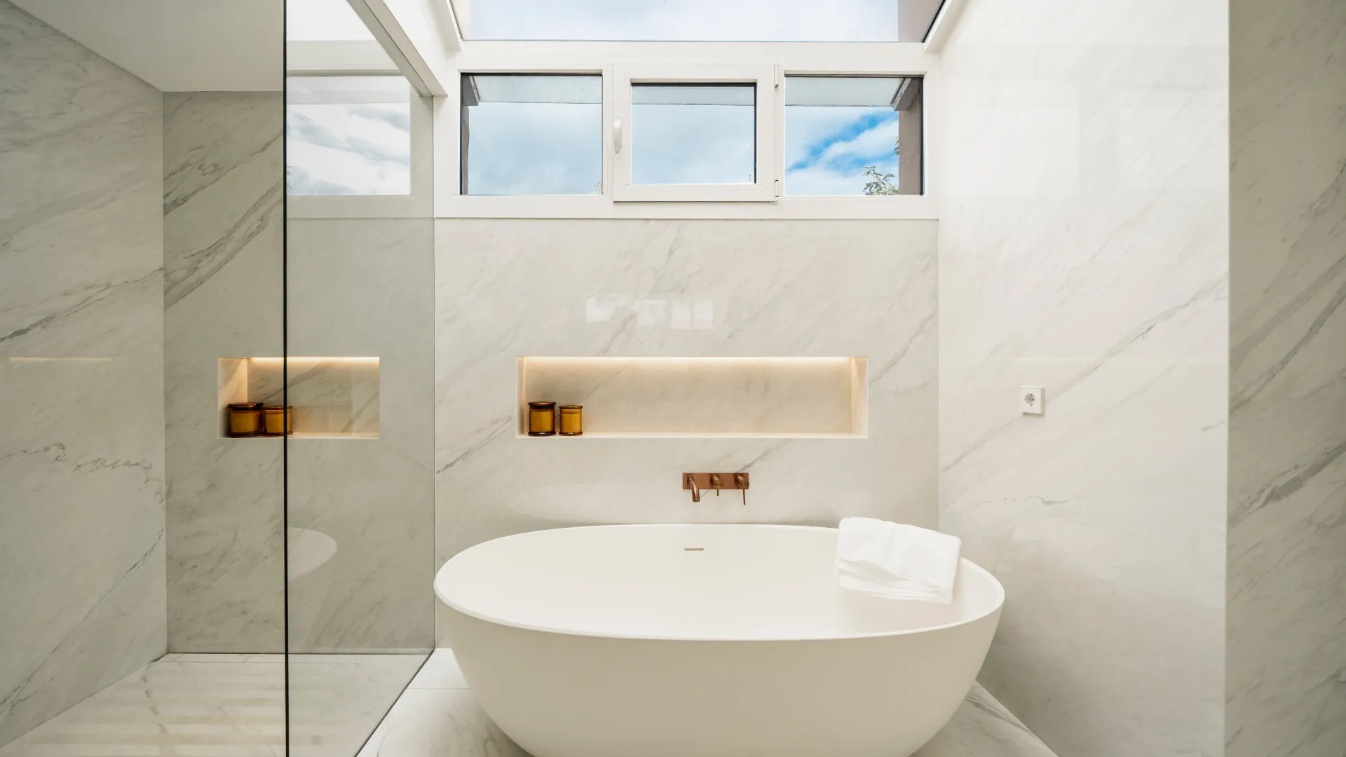 Duplex penthouse with 3 bedrooms for sale in Benahavis