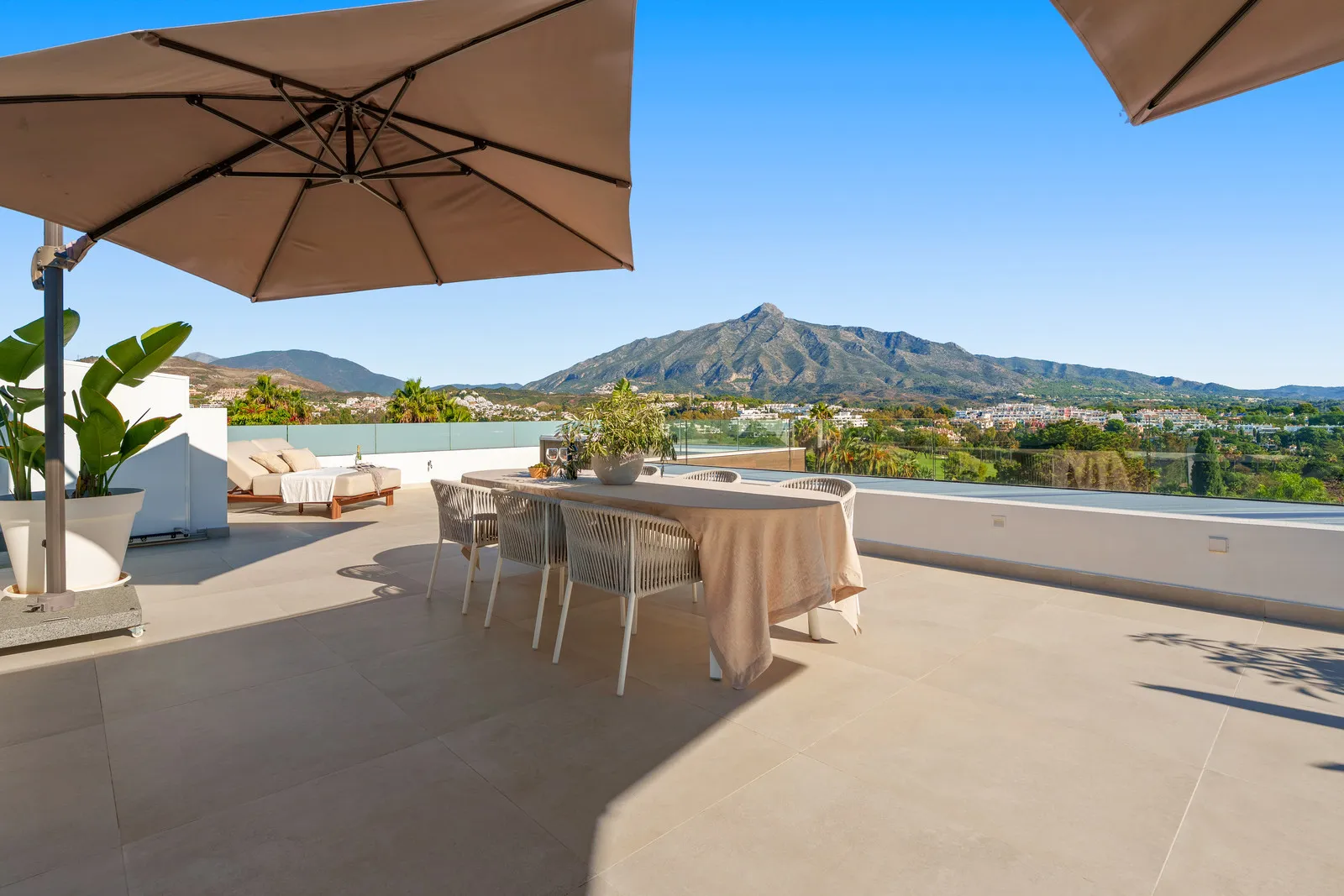 Villa for sale in Nueva Andalucia with 5 bedrooms