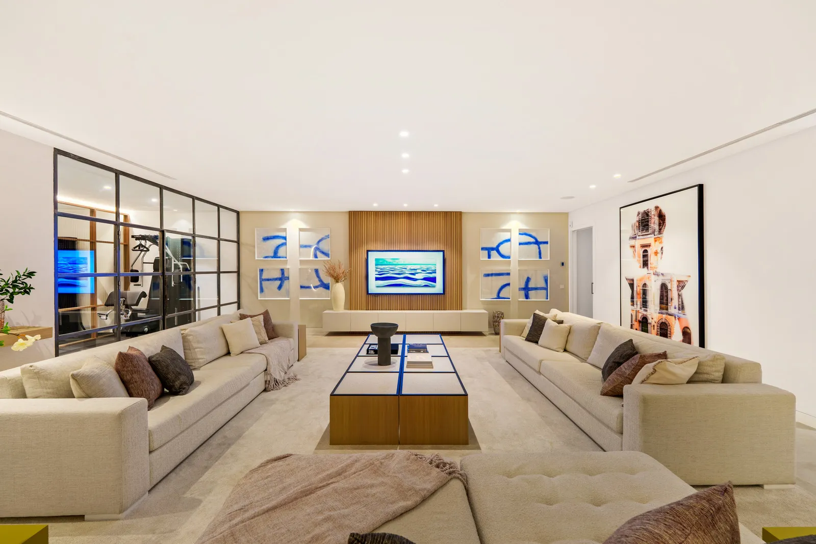 Villa for sale in Nueva Andalucia with 5 bedrooms