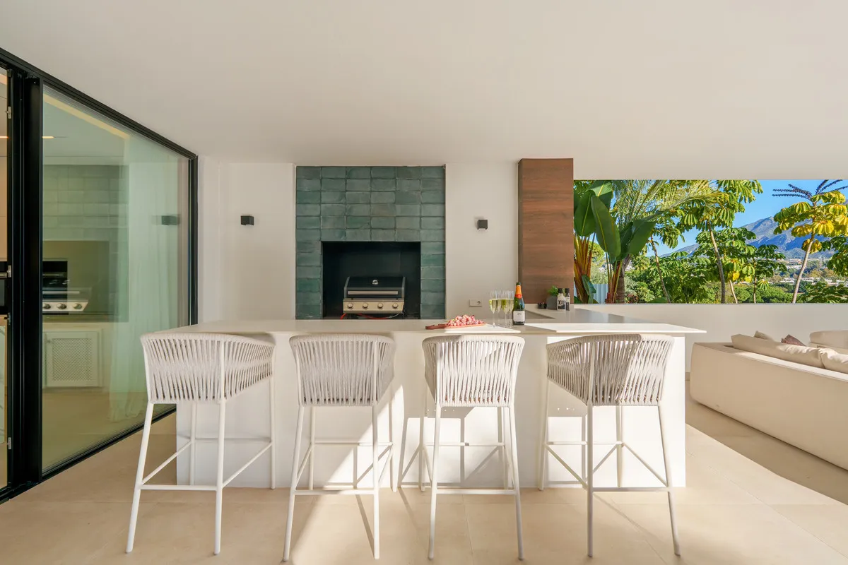 Villa for sale in Nueva Andalucia with 5 bedrooms