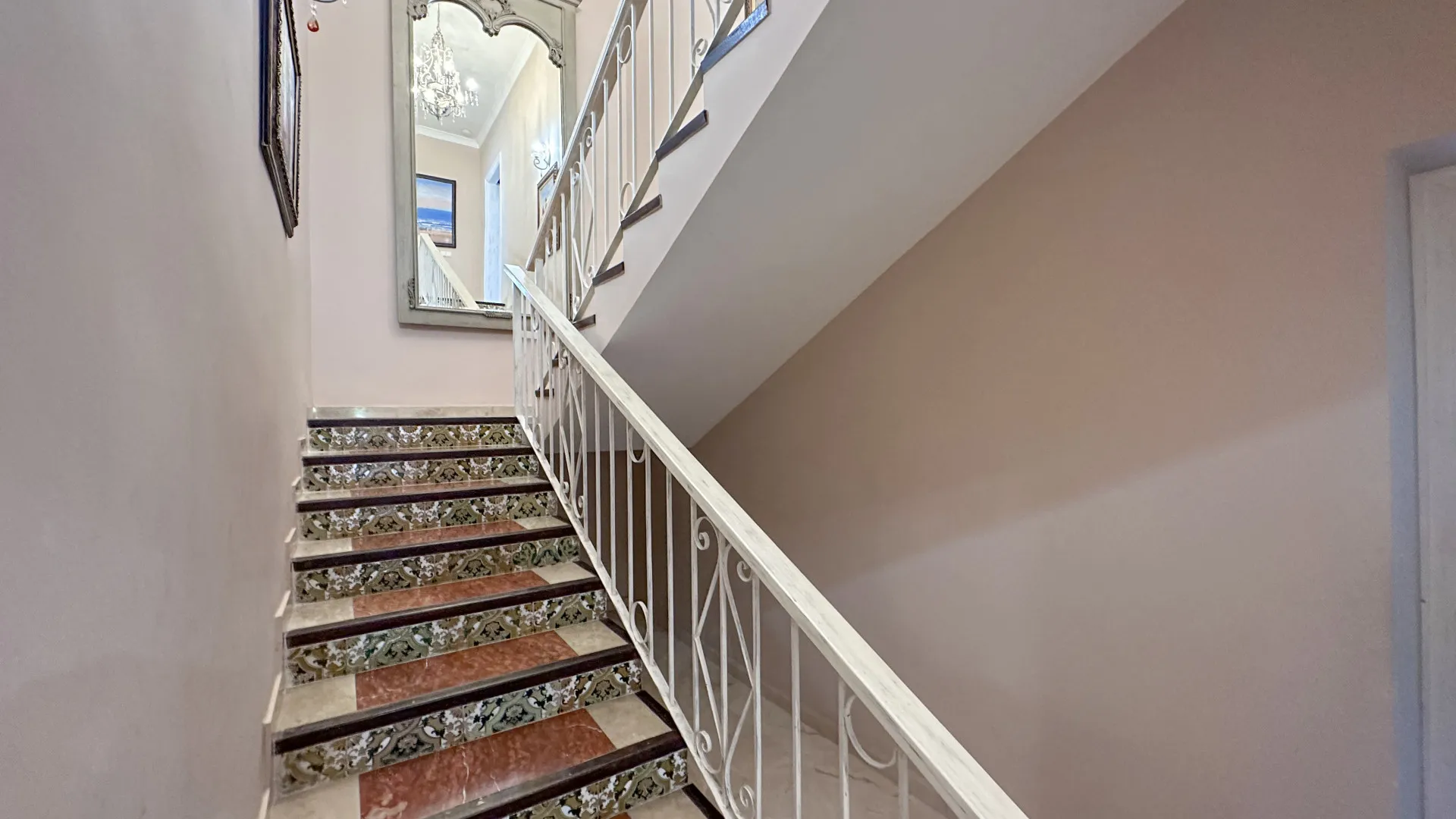 For sale Altos del Paraiso 6 bedrooms villa