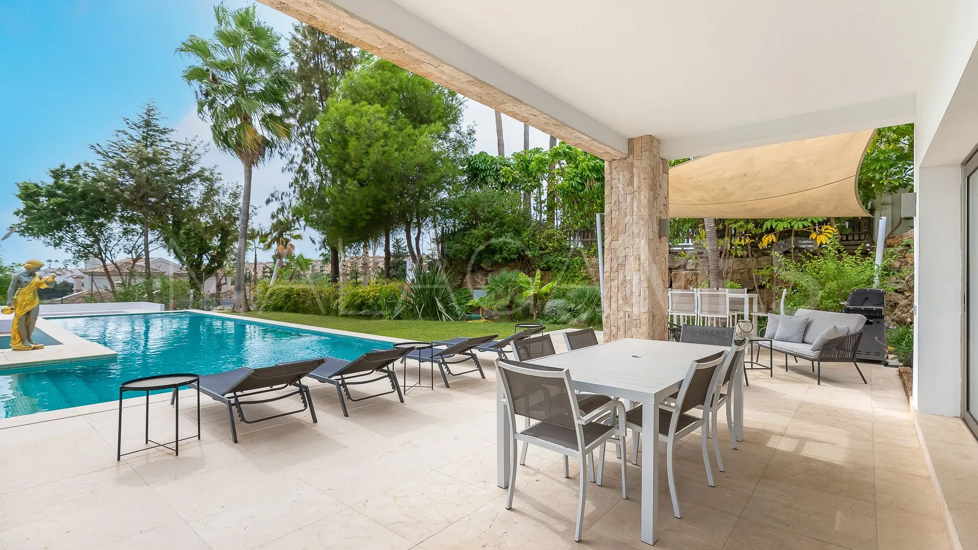 Altos del Paraiso 5 bedrooms villa for sale