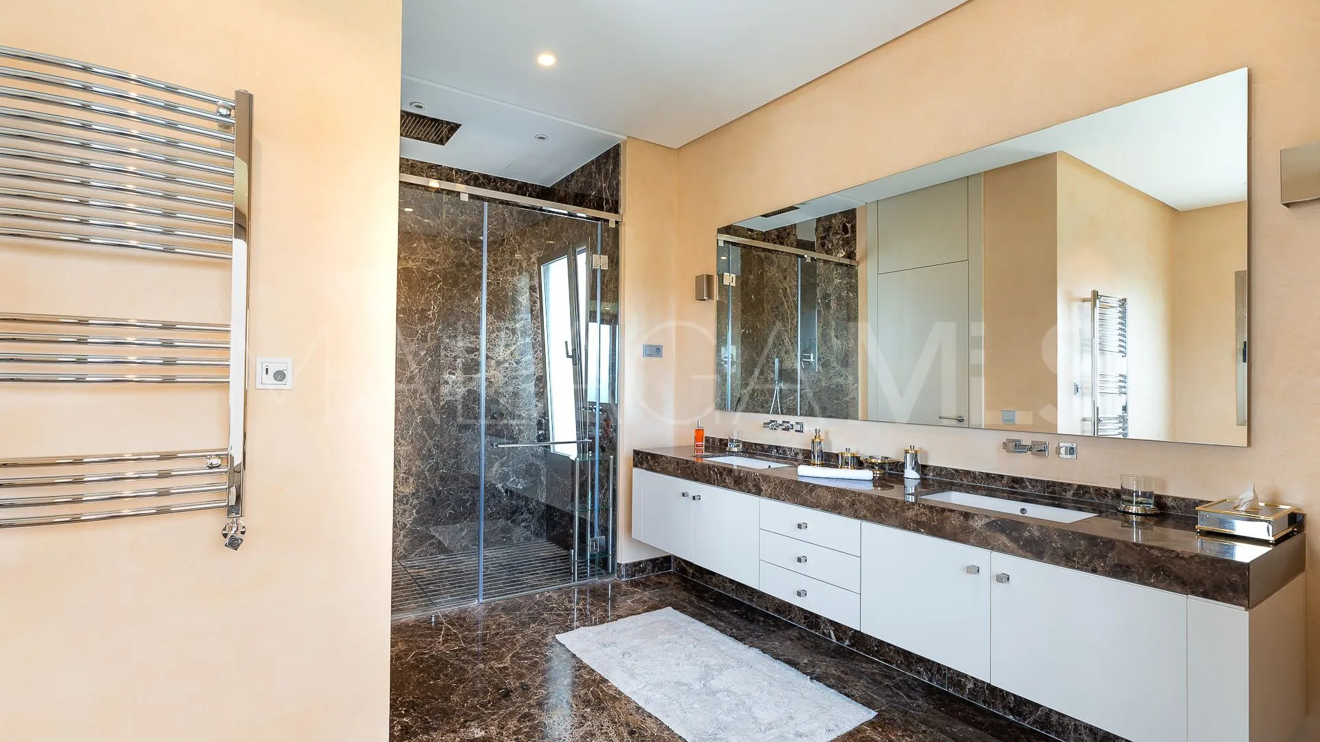 Altos del Paraiso 5 bedrooms villa for sale