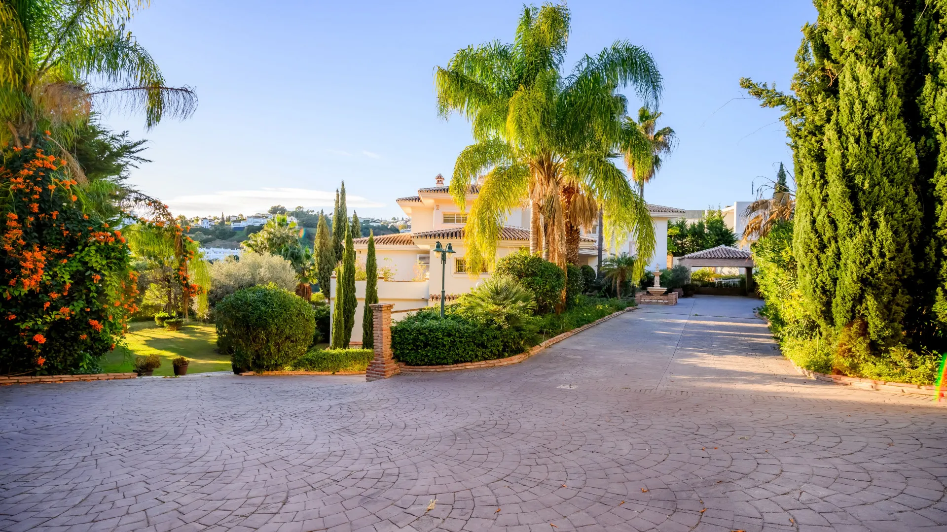 Buy villa in Nueva Andalucia