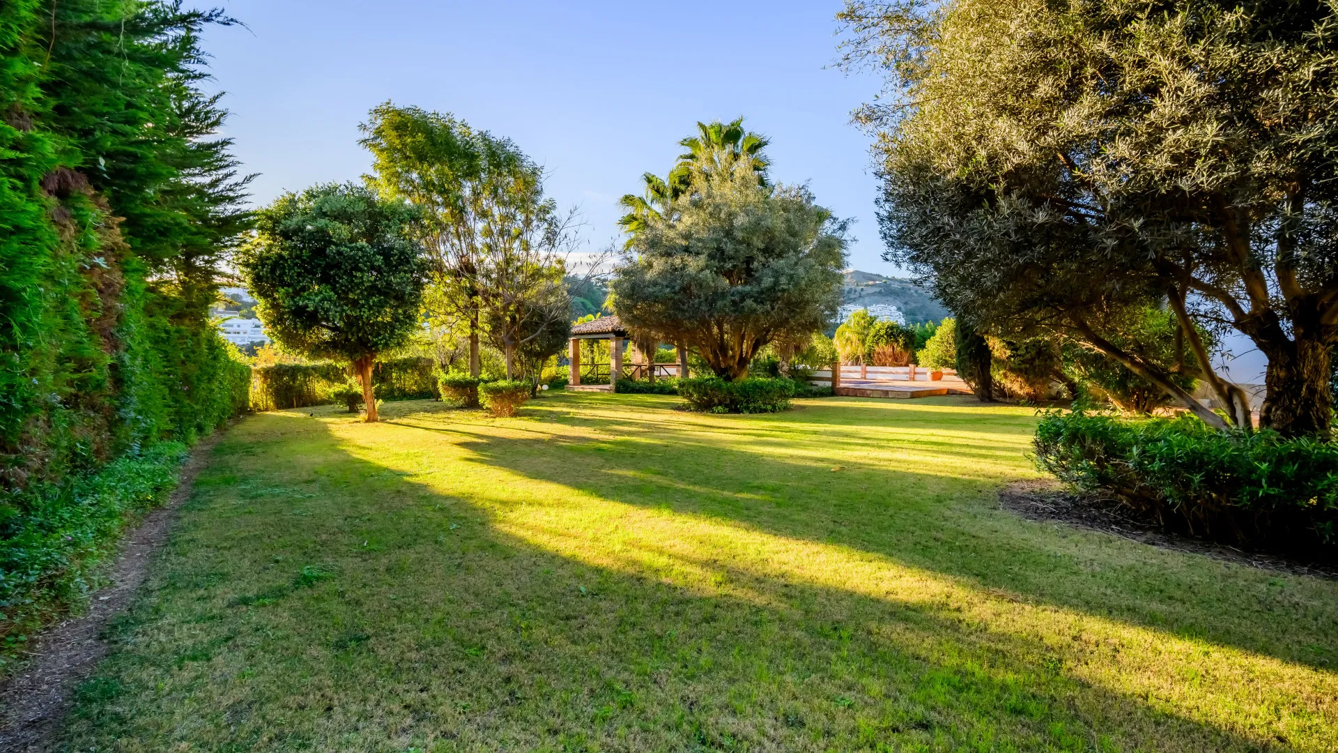 Buy villa in Nueva Andalucia