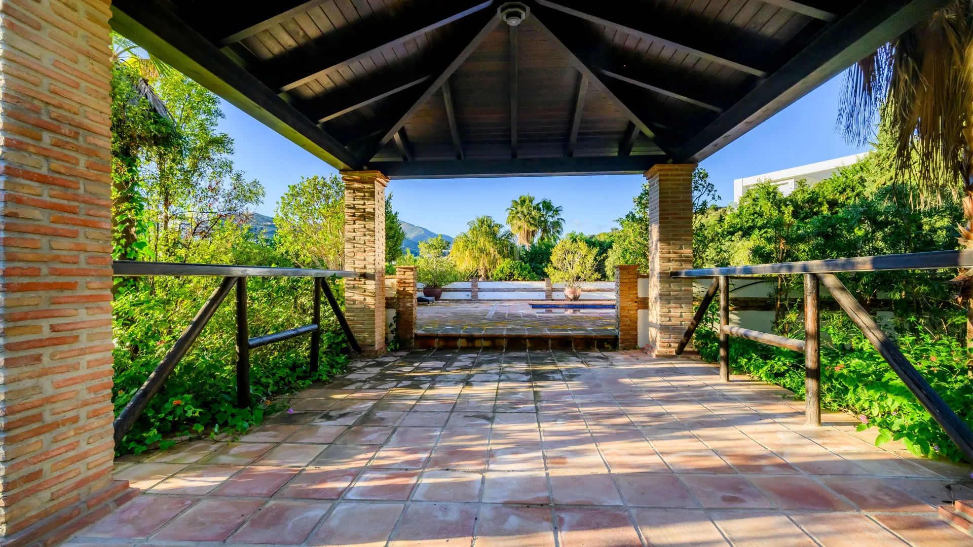 Buy villa in Nueva Andalucia