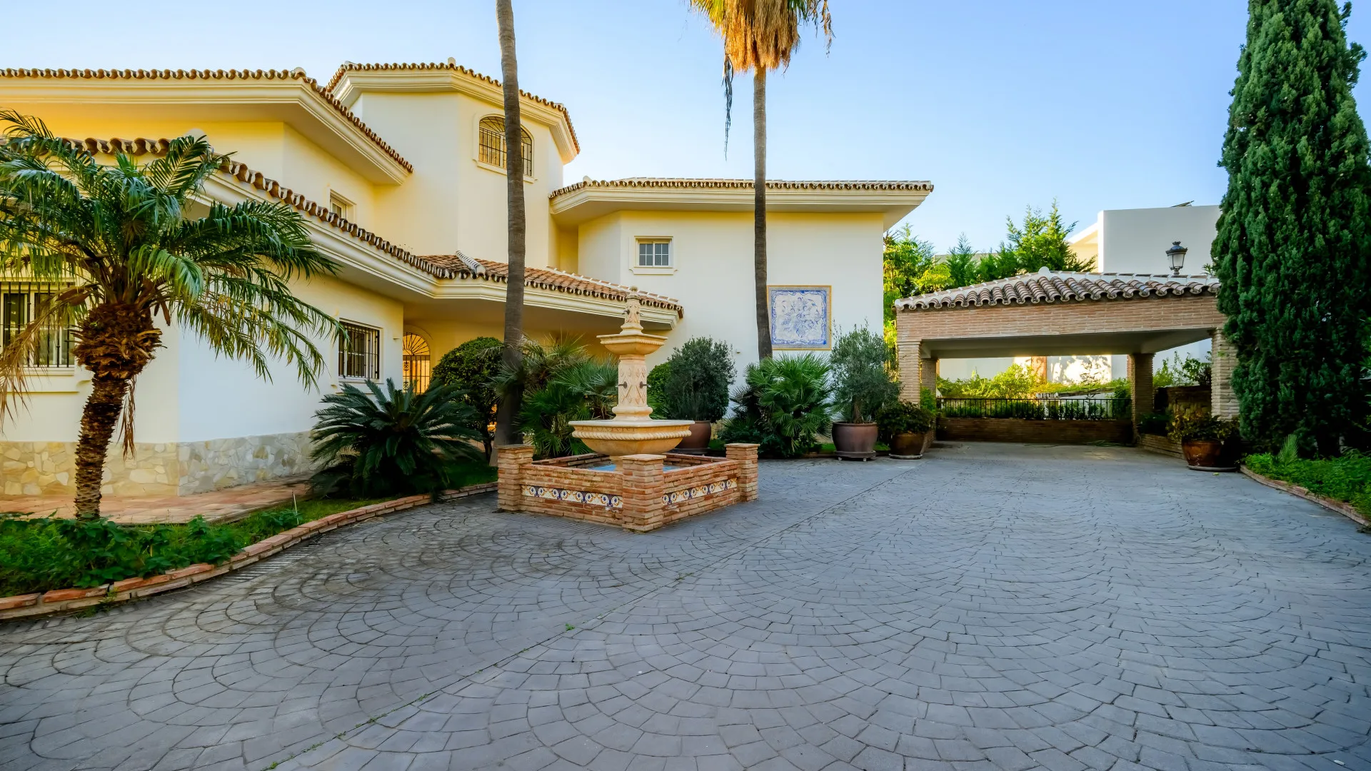 Buy villa in Nueva Andalucia
