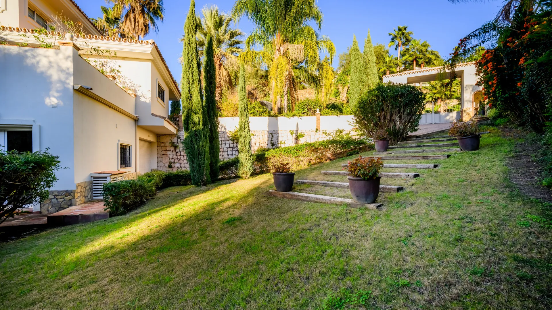 Buy villa in Nueva Andalucia