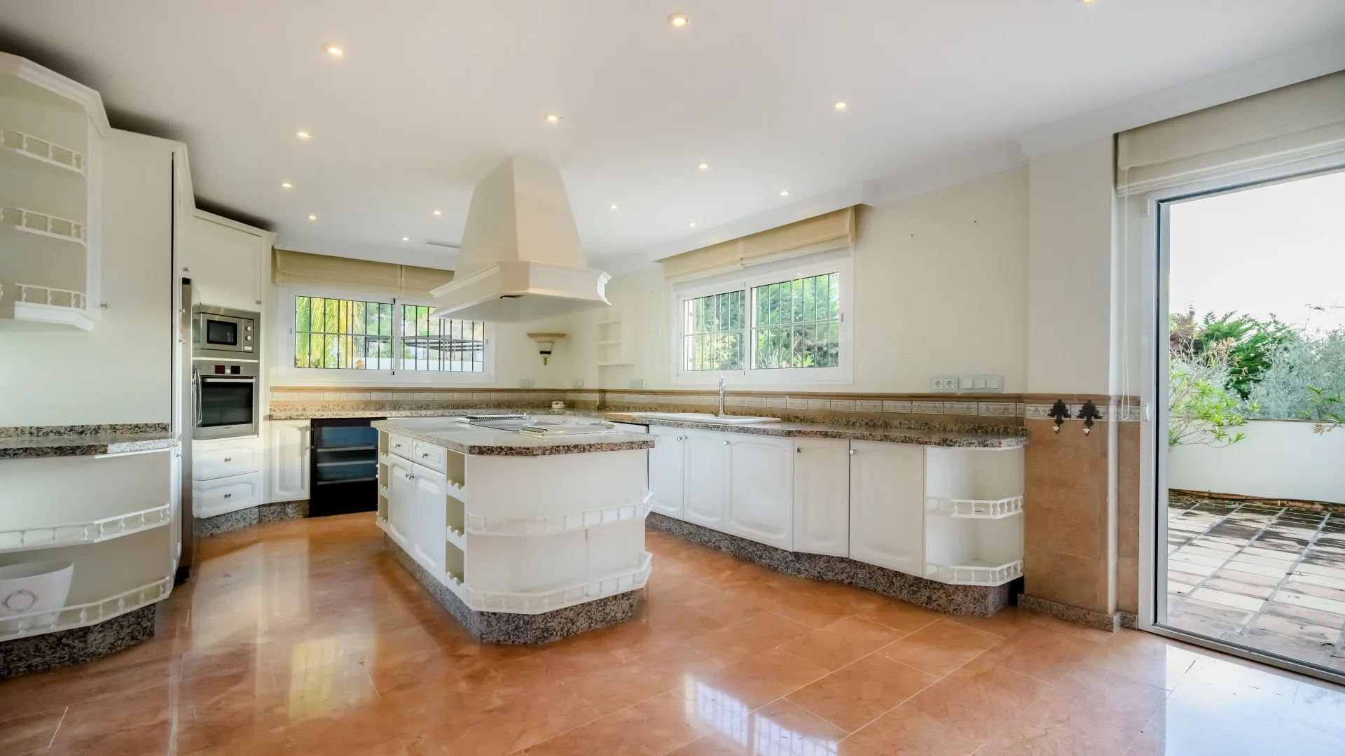 Buy villa in Nueva Andalucia