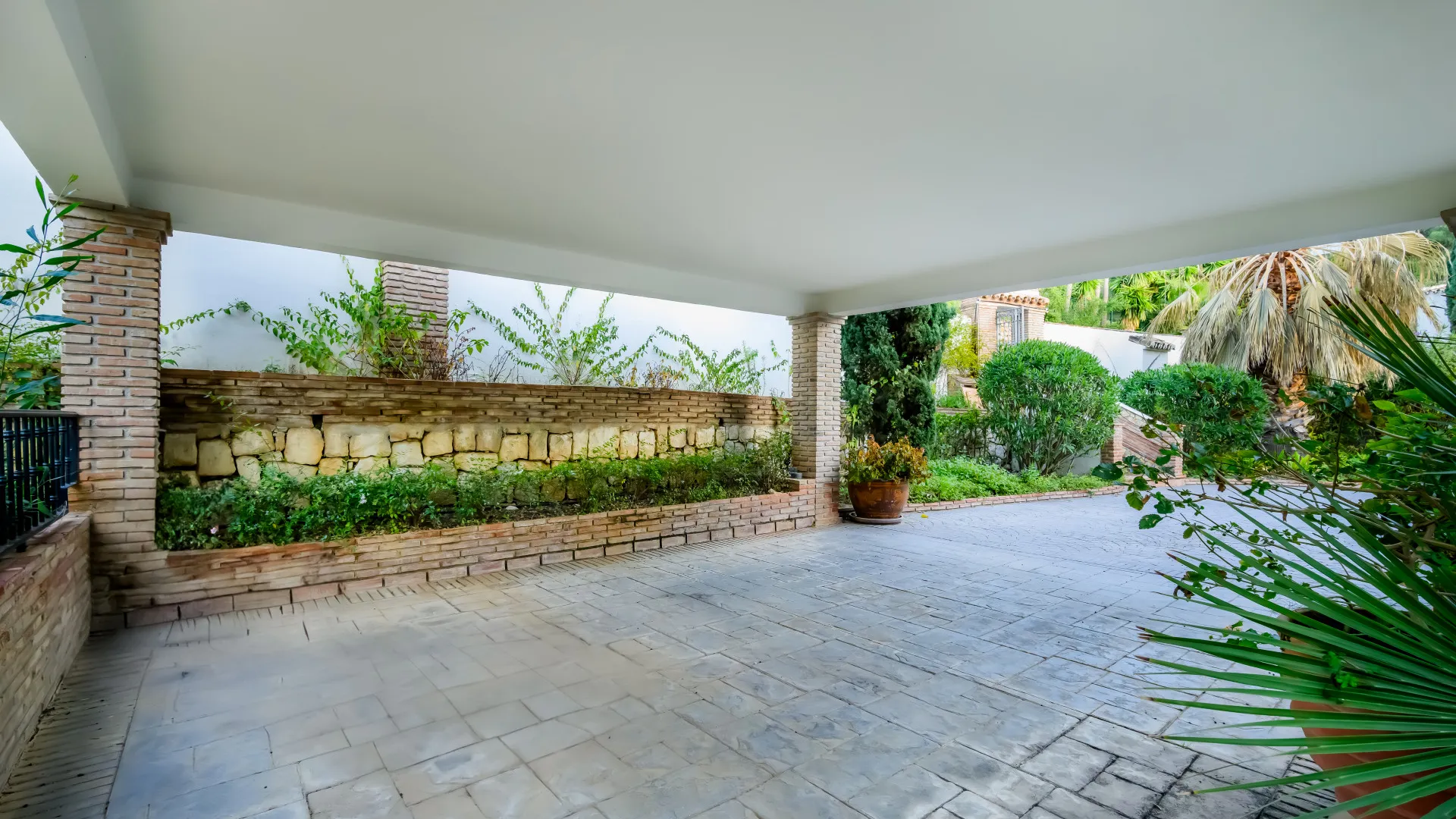 Buy villa in Nueva Andalucia