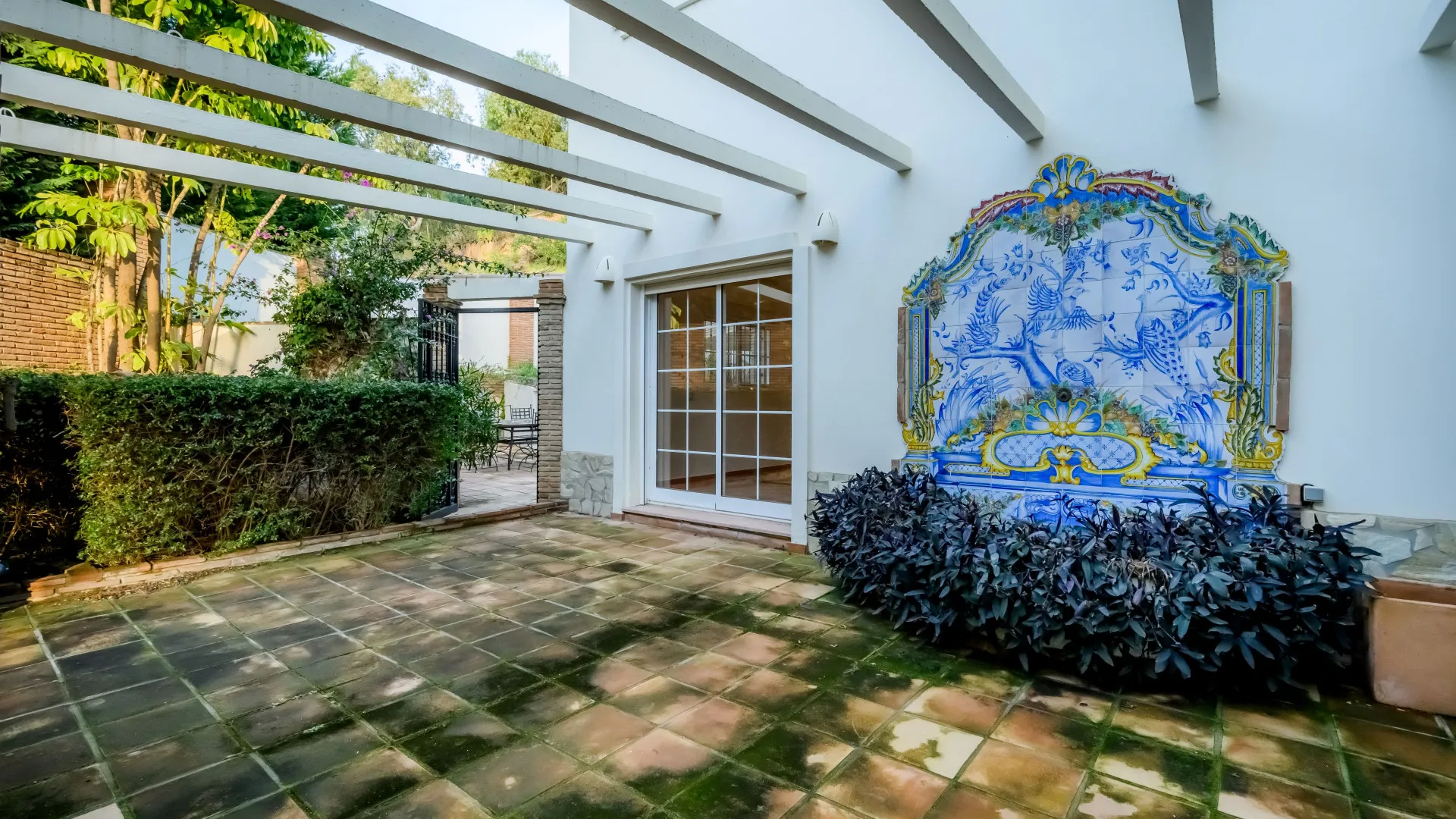 Buy villa in Nueva Andalucia