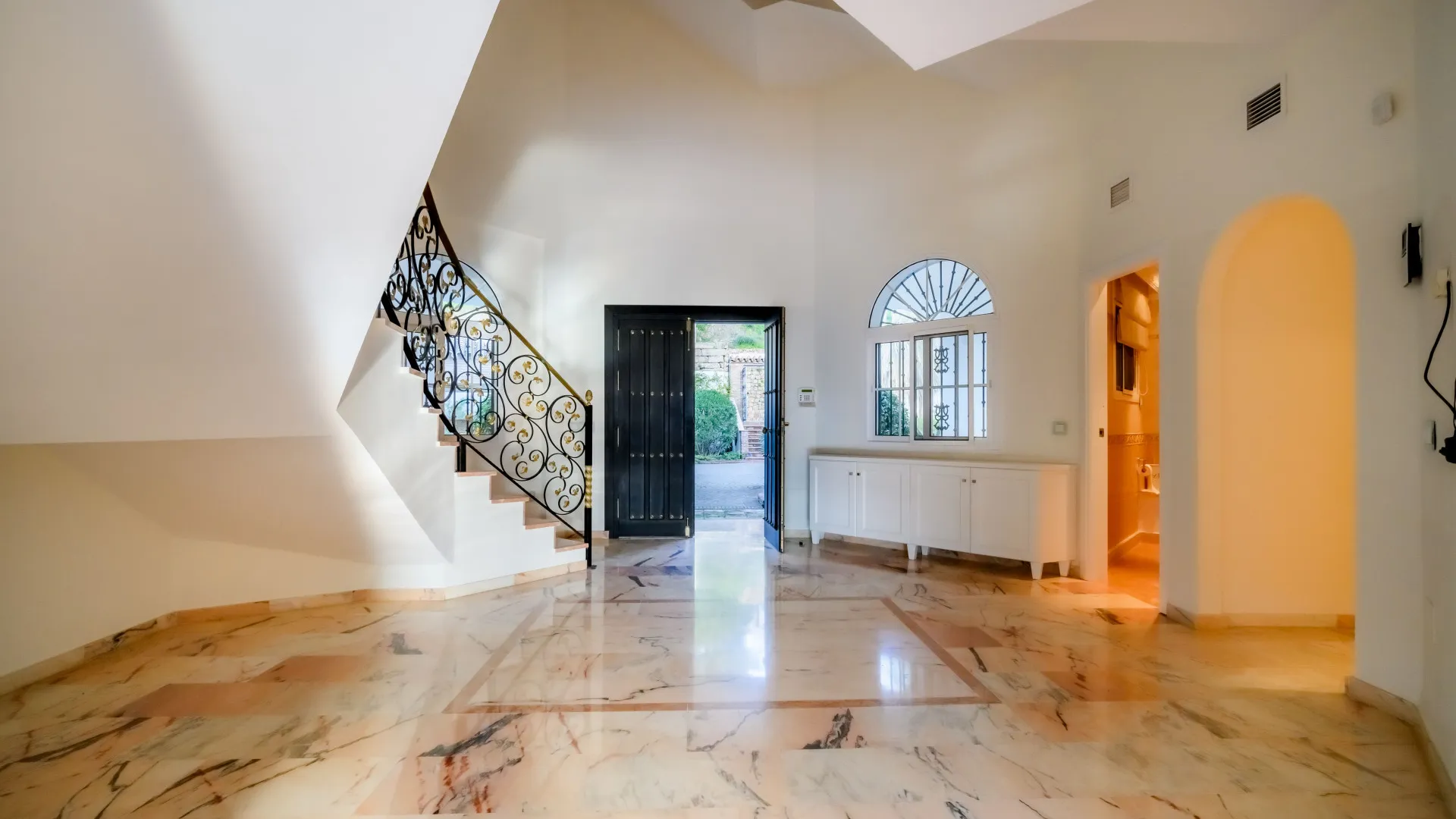 Buy villa in Nueva Andalucia