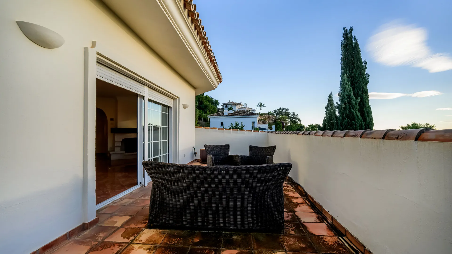 Buy villa in Nueva Andalucia