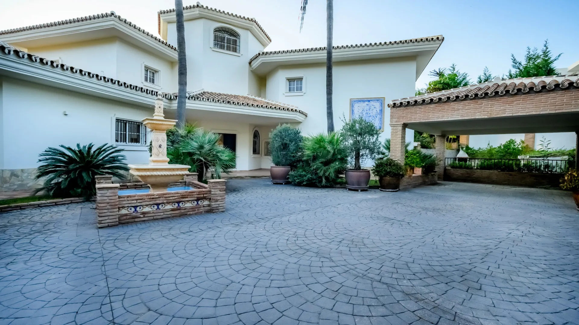 Buy villa in Nueva Andalucia