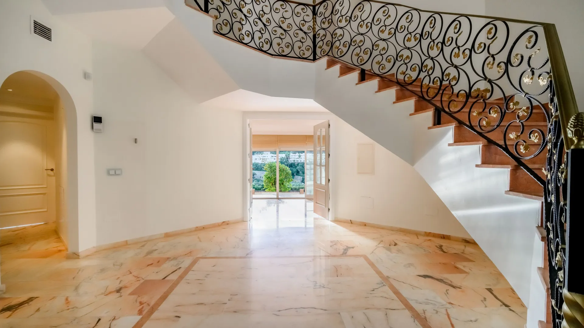 Buy villa in Nueva Andalucia