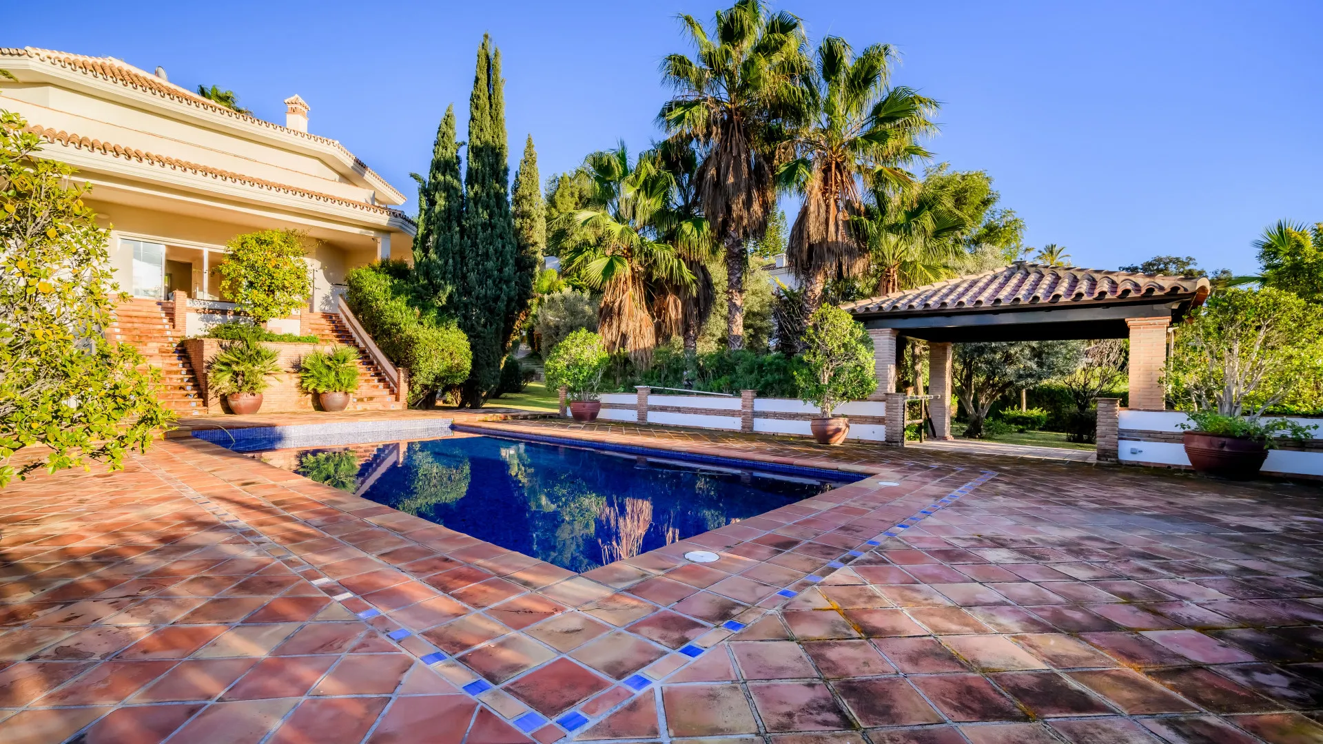 Buy villa in Nueva Andalucia