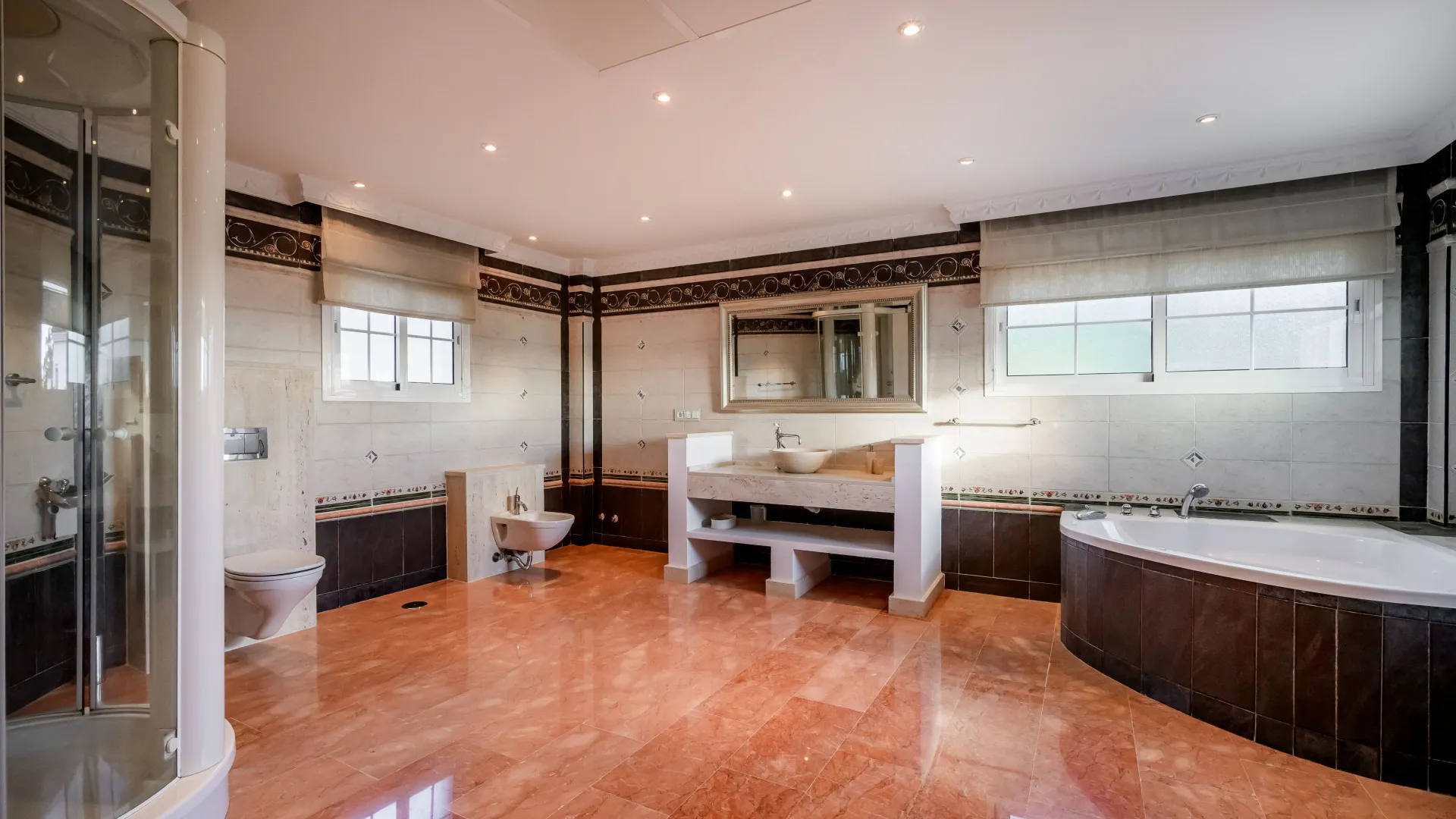 Buy villa in Nueva Andalucia