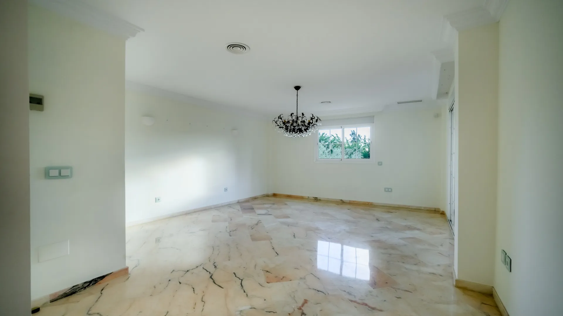 Buy villa in Nueva Andalucia