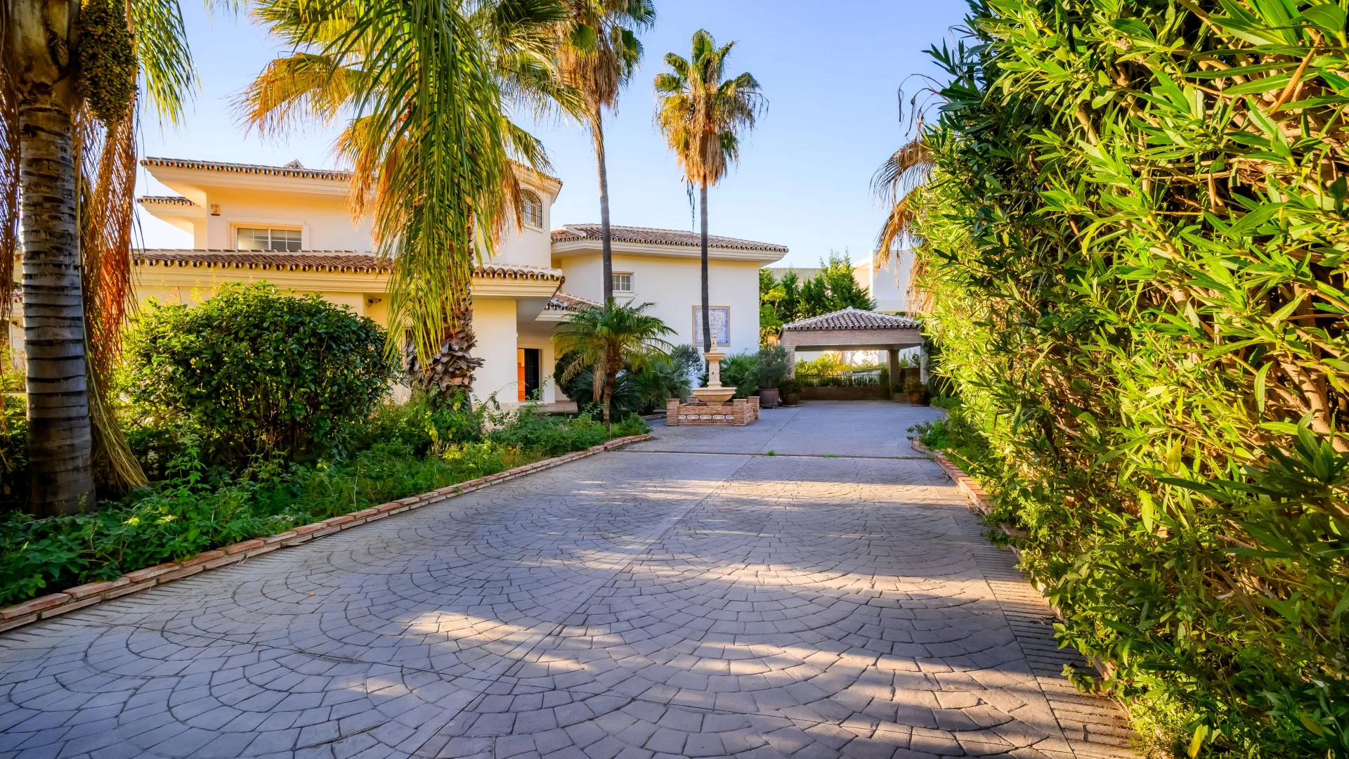 Buy villa in Nueva Andalucia