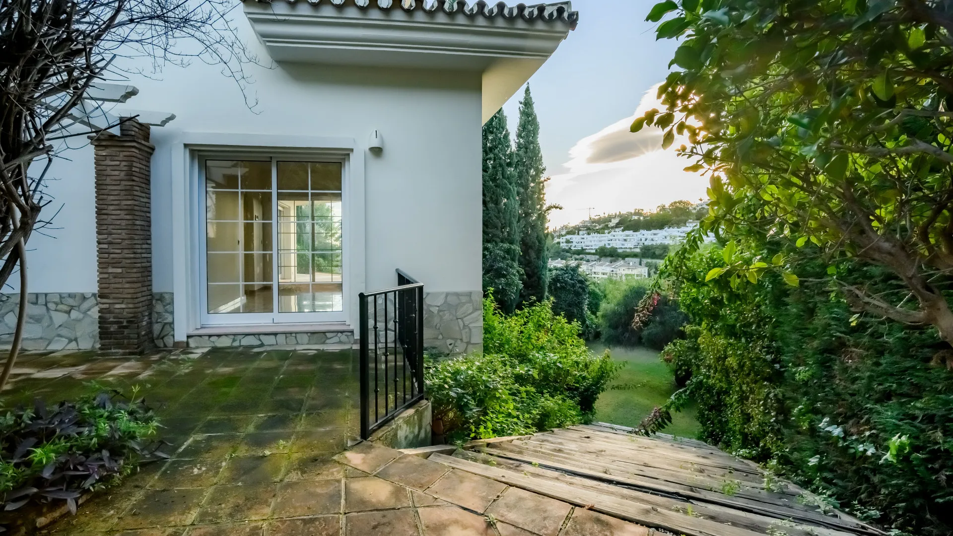 Buy villa in Nueva Andalucia