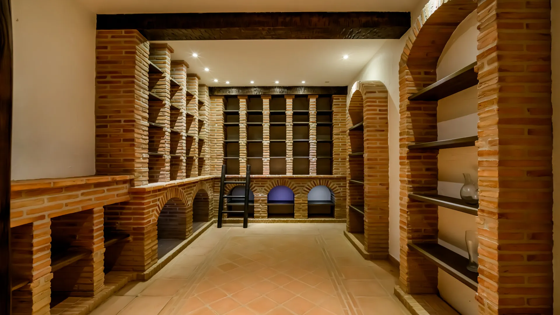 Buy villa in Nueva Andalucia