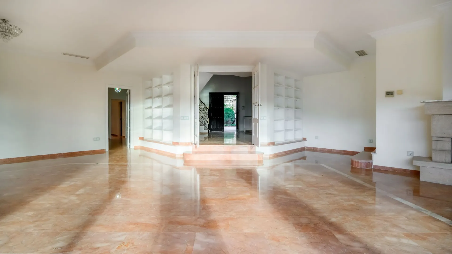 Buy villa in Nueva Andalucia