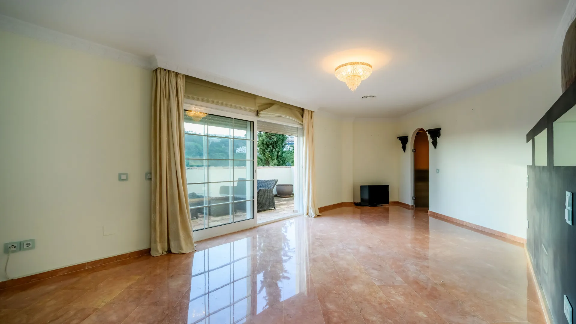 Buy villa in Nueva Andalucia