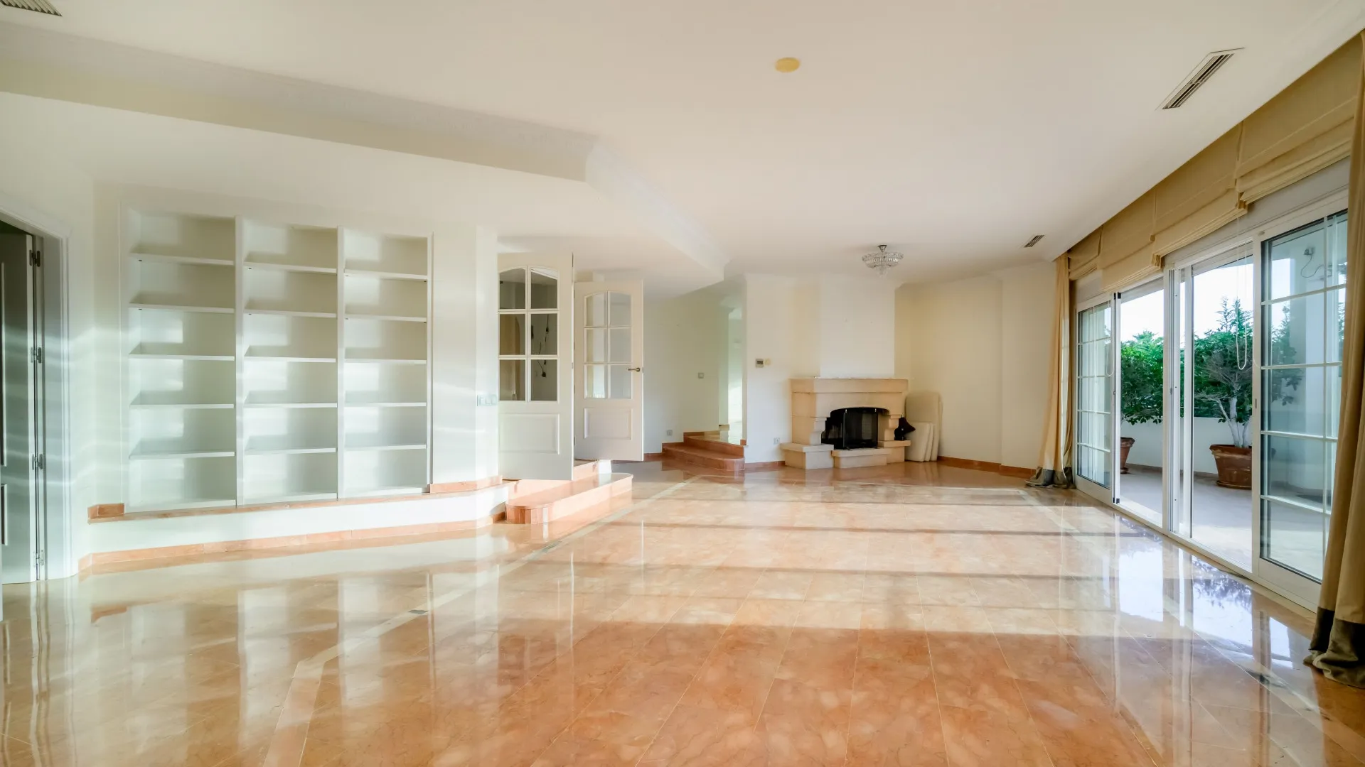 Buy villa in Nueva Andalucia