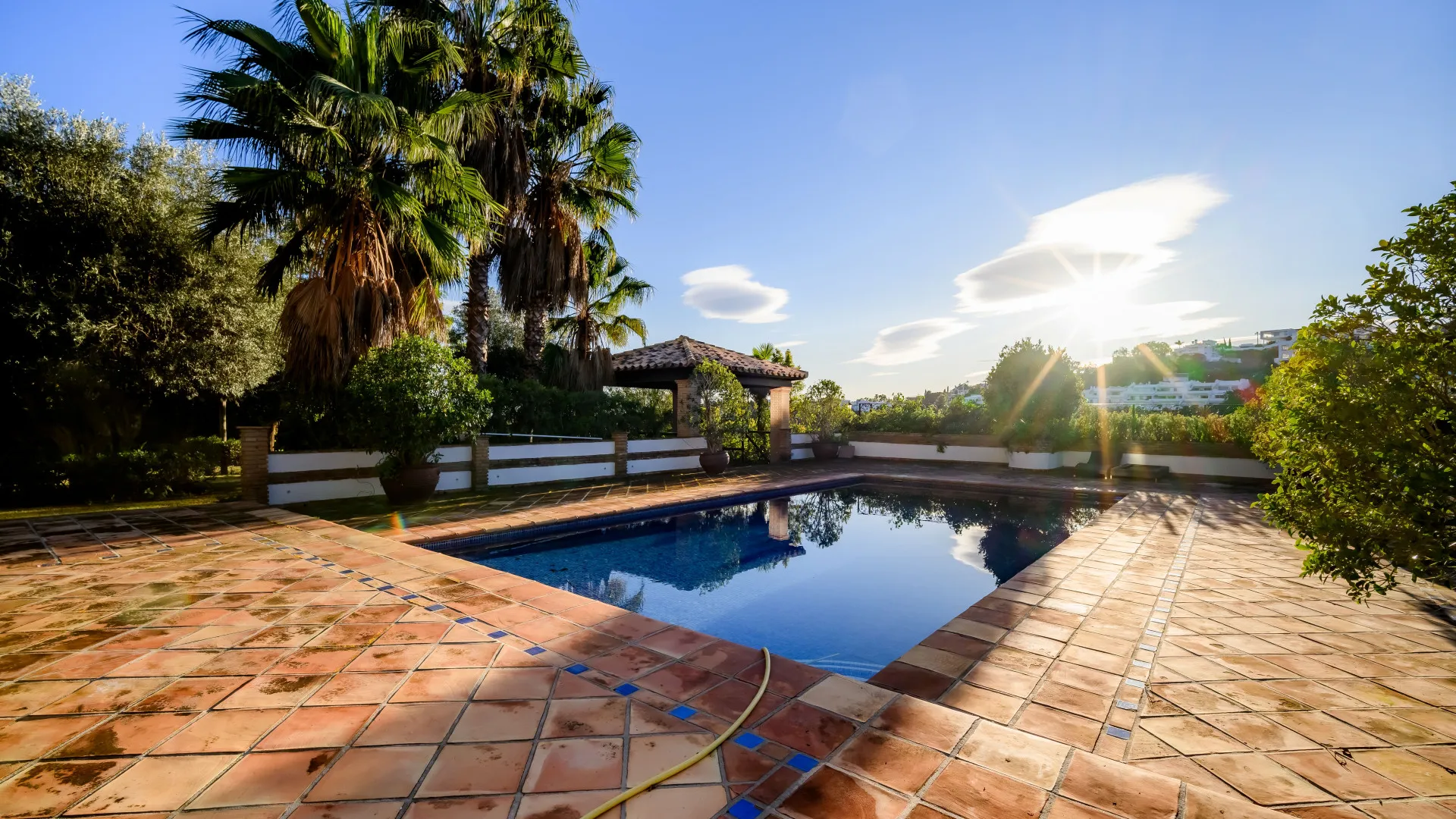 Buy villa in Nueva Andalucia