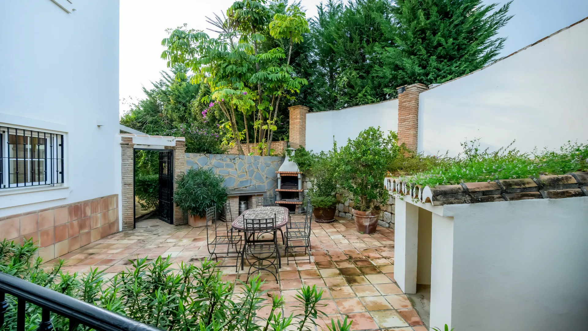 Buy villa in Nueva Andalucia