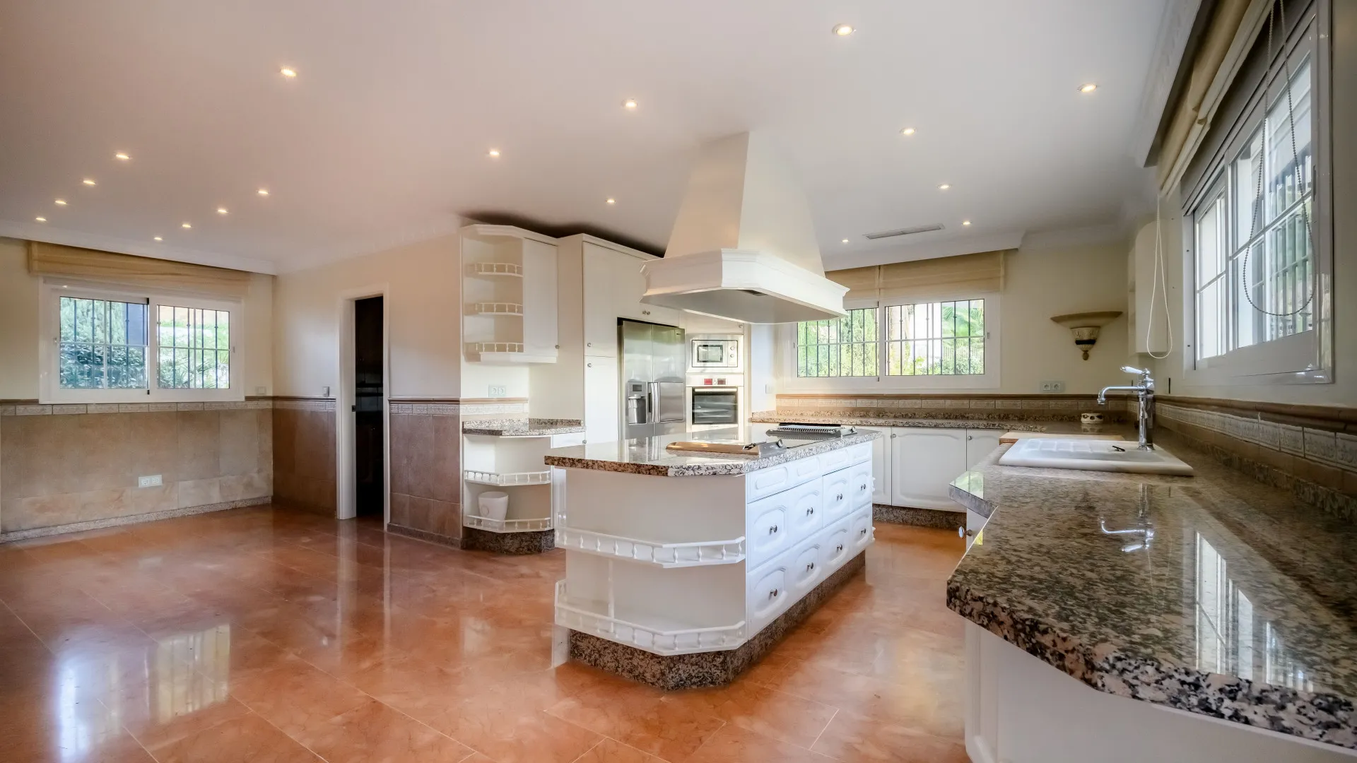 Buy villa in Nueva Andalucia