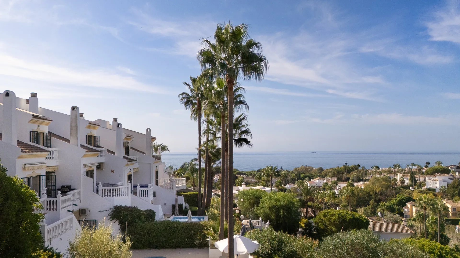 Buy town house with 4 bedrooms in Calahonda