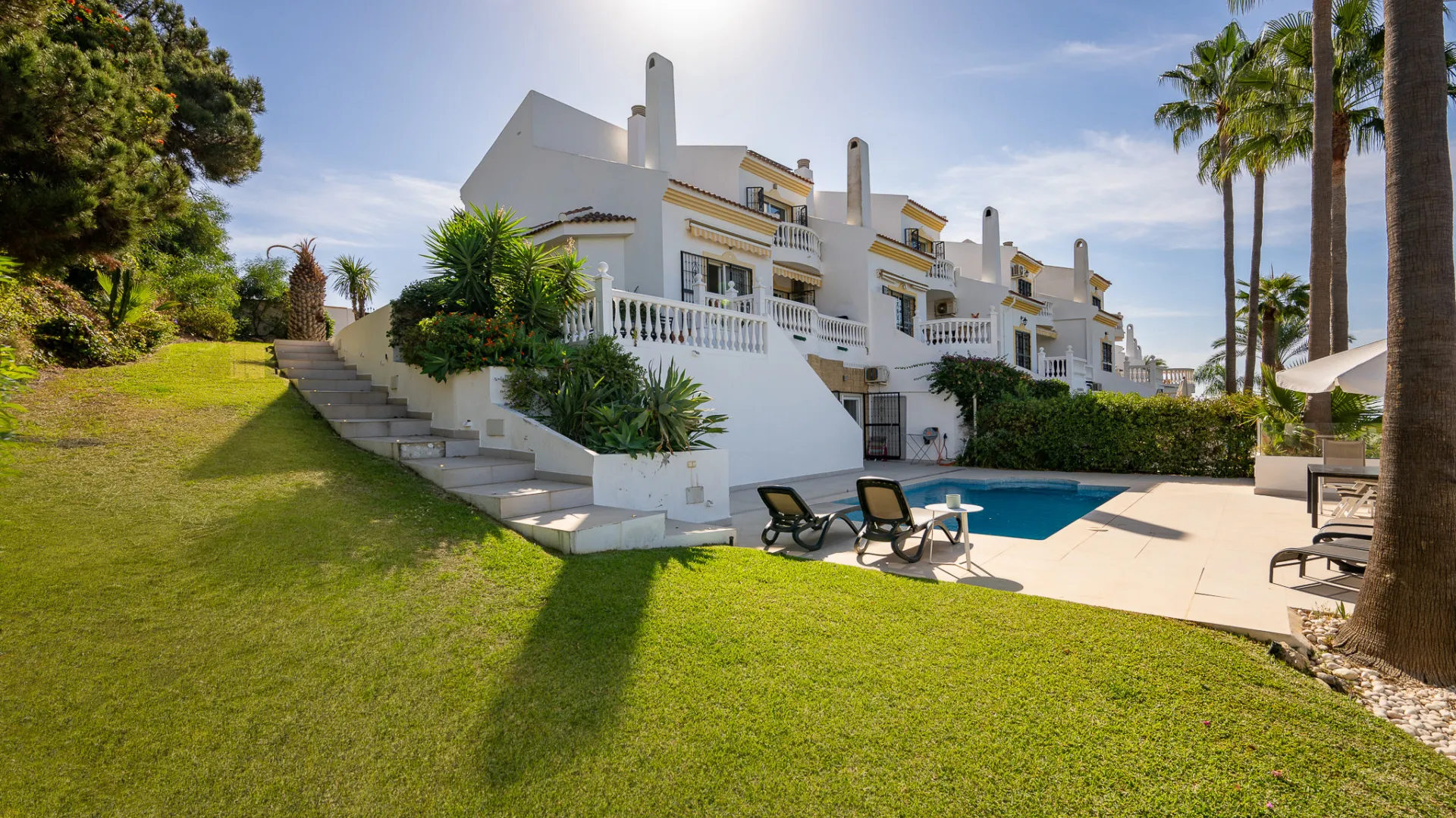 Buy town house with 4 bedrooms in Calahonda