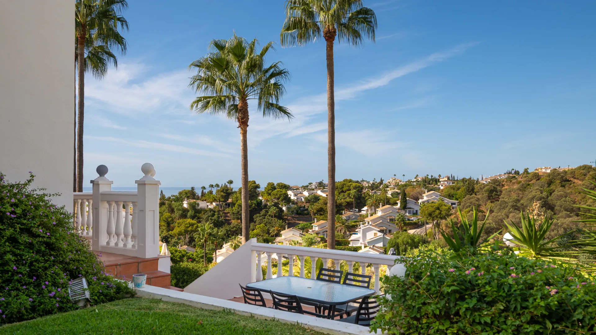 Buy town house with 4 bedrooms in Calahonda