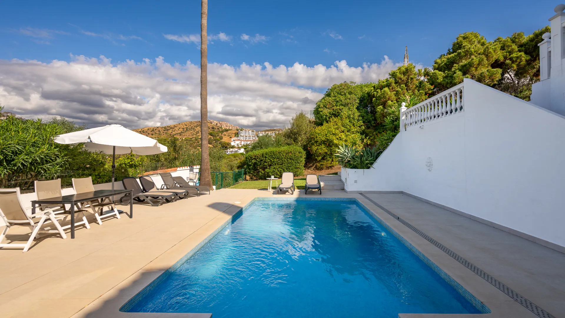 Buy town house with 4 bedrooms in Calahonda