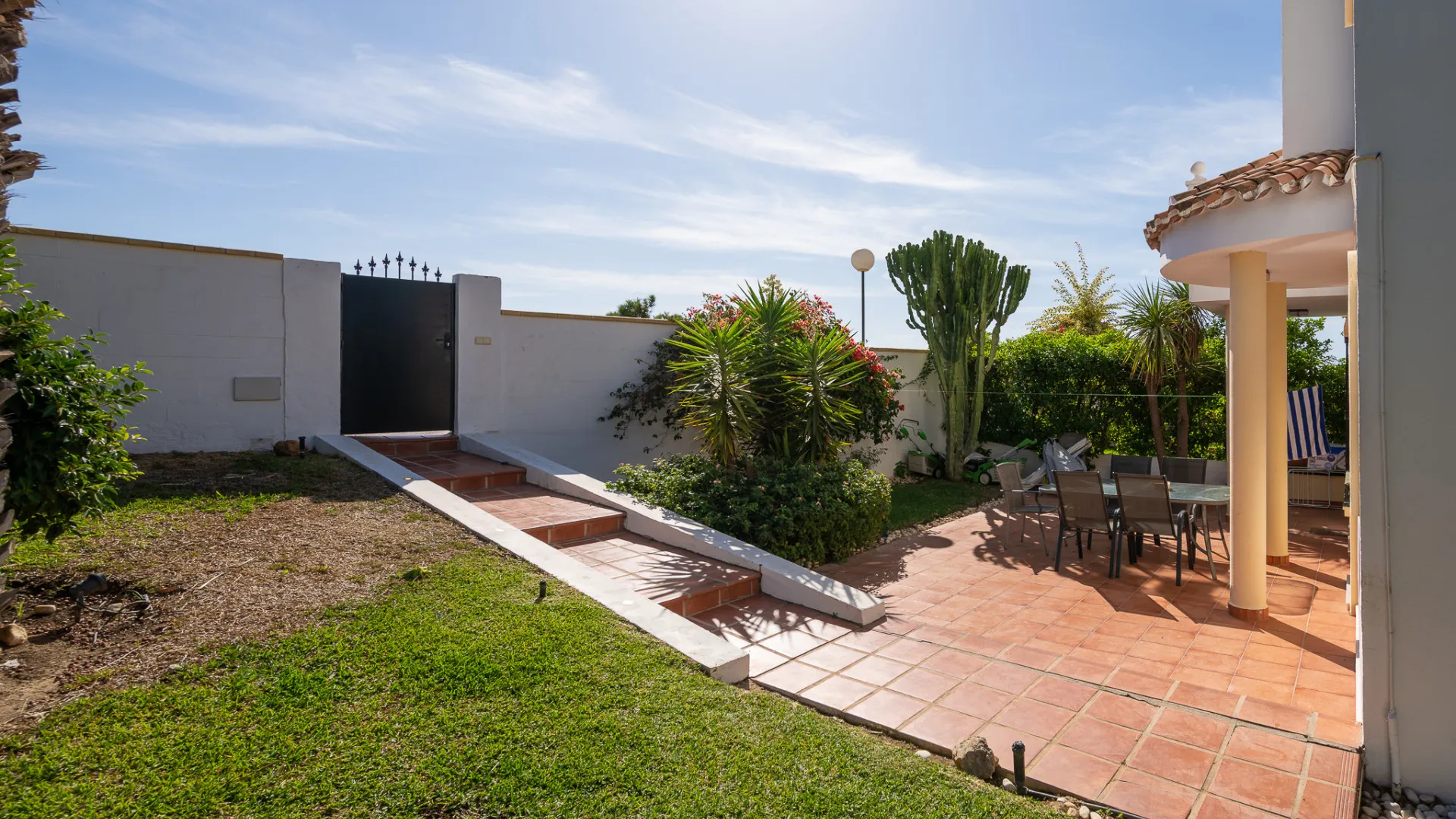 Buy town house with 4 bedrooms in Calahonda
