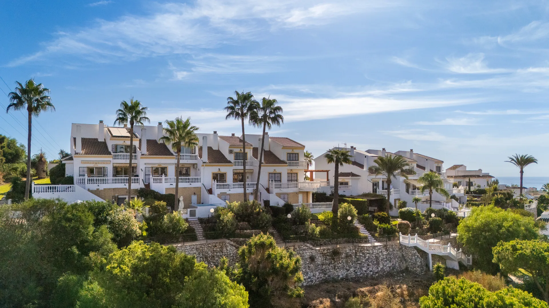 Buy town house with 4 bedrooms in Calahonda