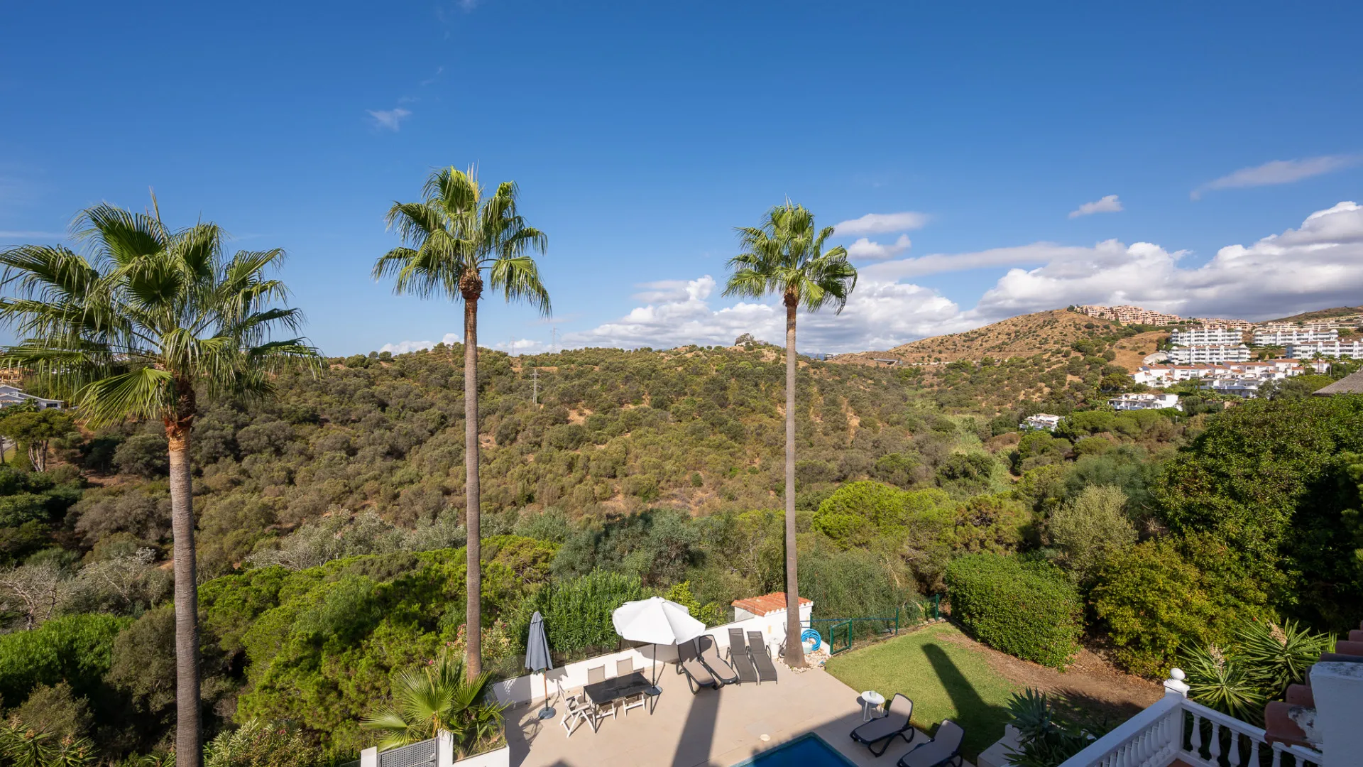 Buy town house with 4 bedrooms in Calahonda