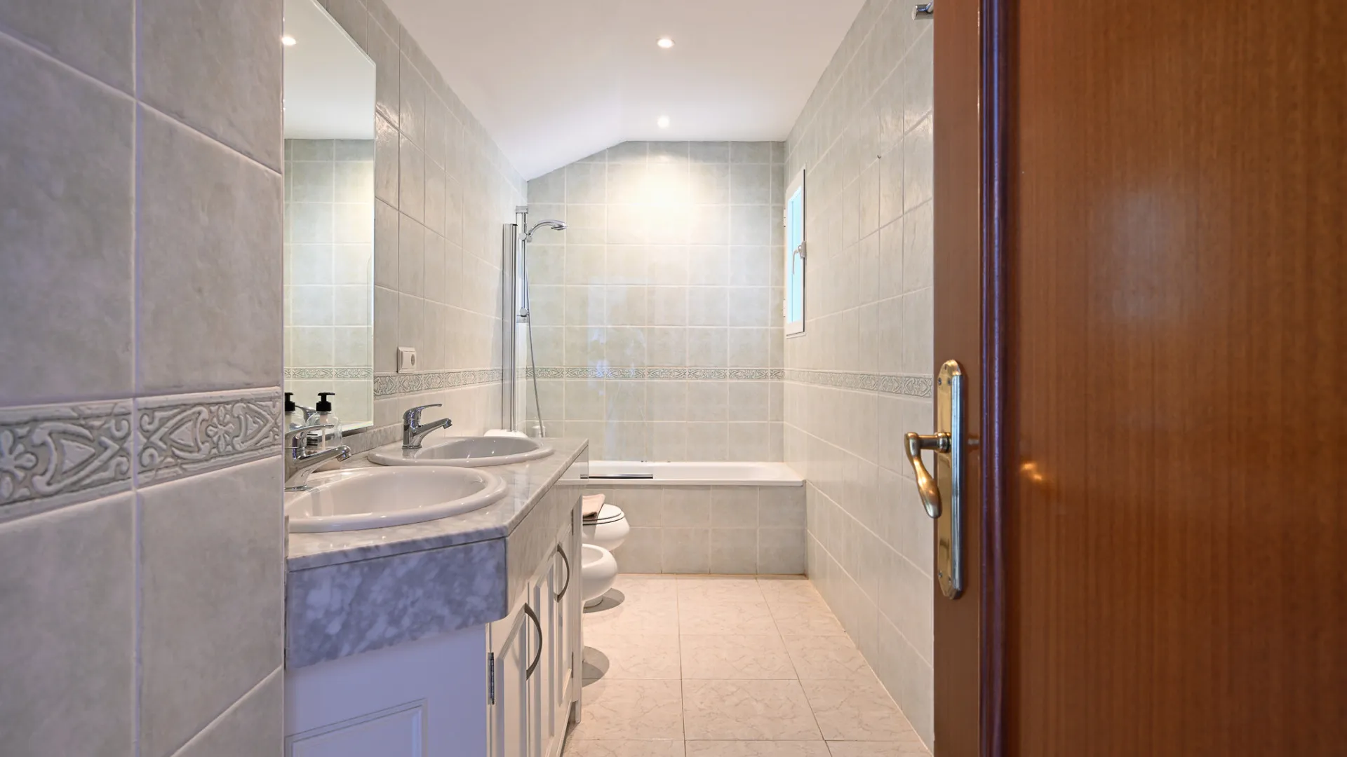 Buy town house with 4 bedrooms in Calahonda