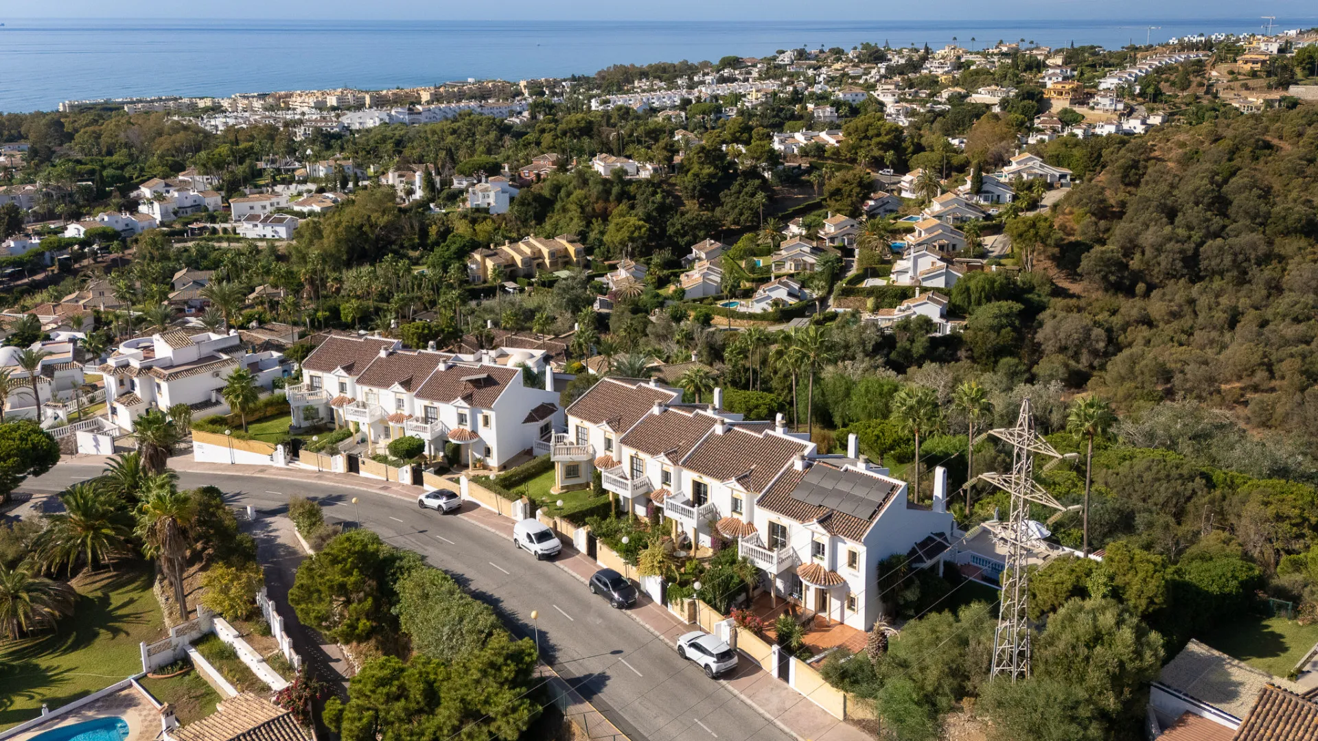 Buy town house with 4 bedrooms in Calahonda