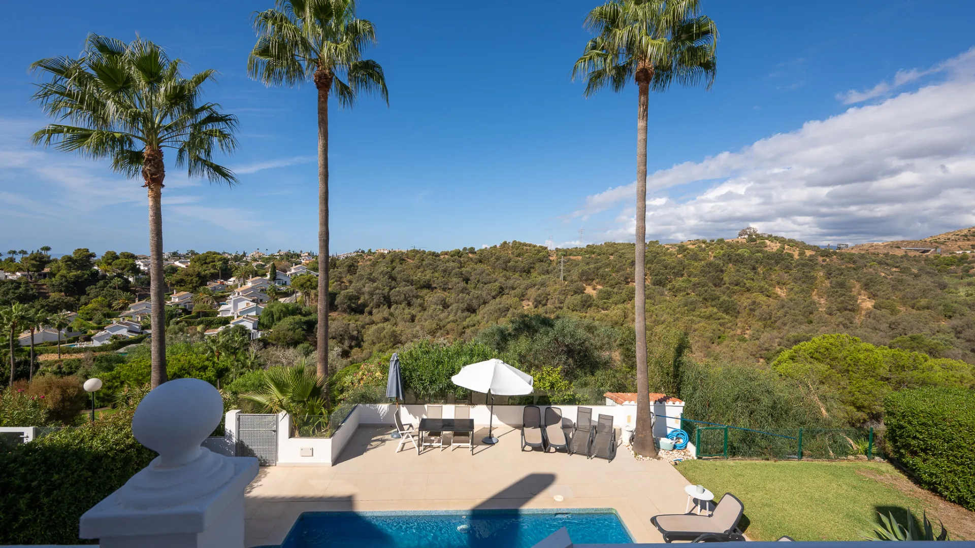 Buy town house with 4 bedrooms in Calahonda