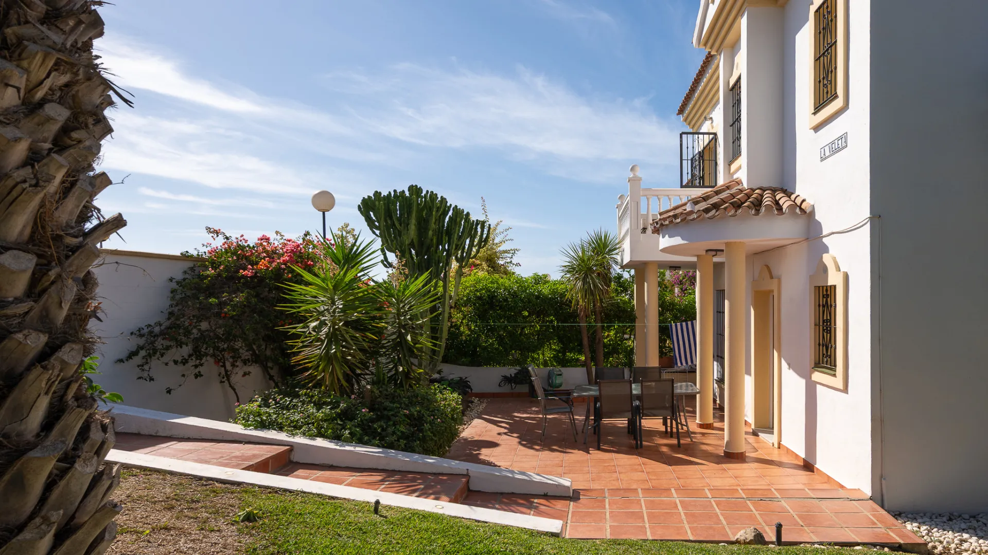 Buy town house with 4 bedrooms in Calahonda