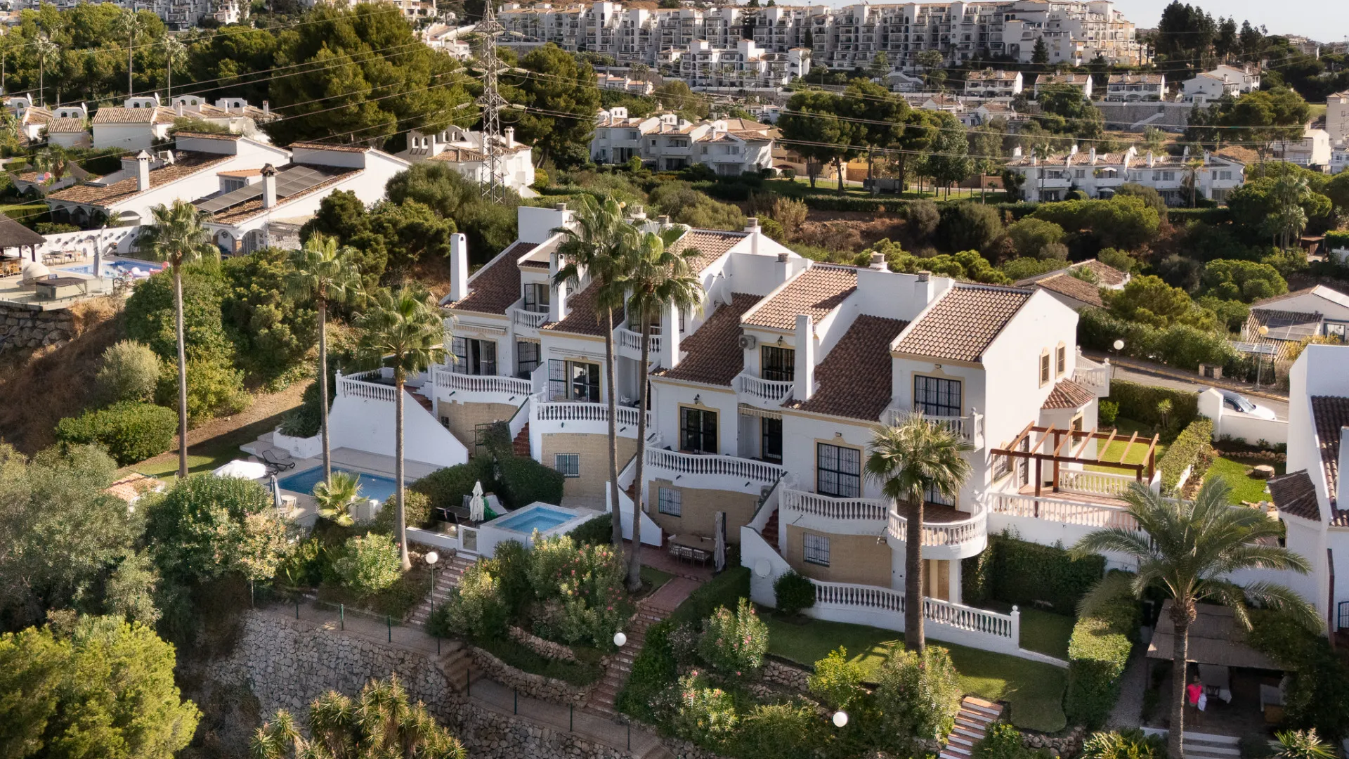 Buy town house with 4 bedrooms in Calahonda