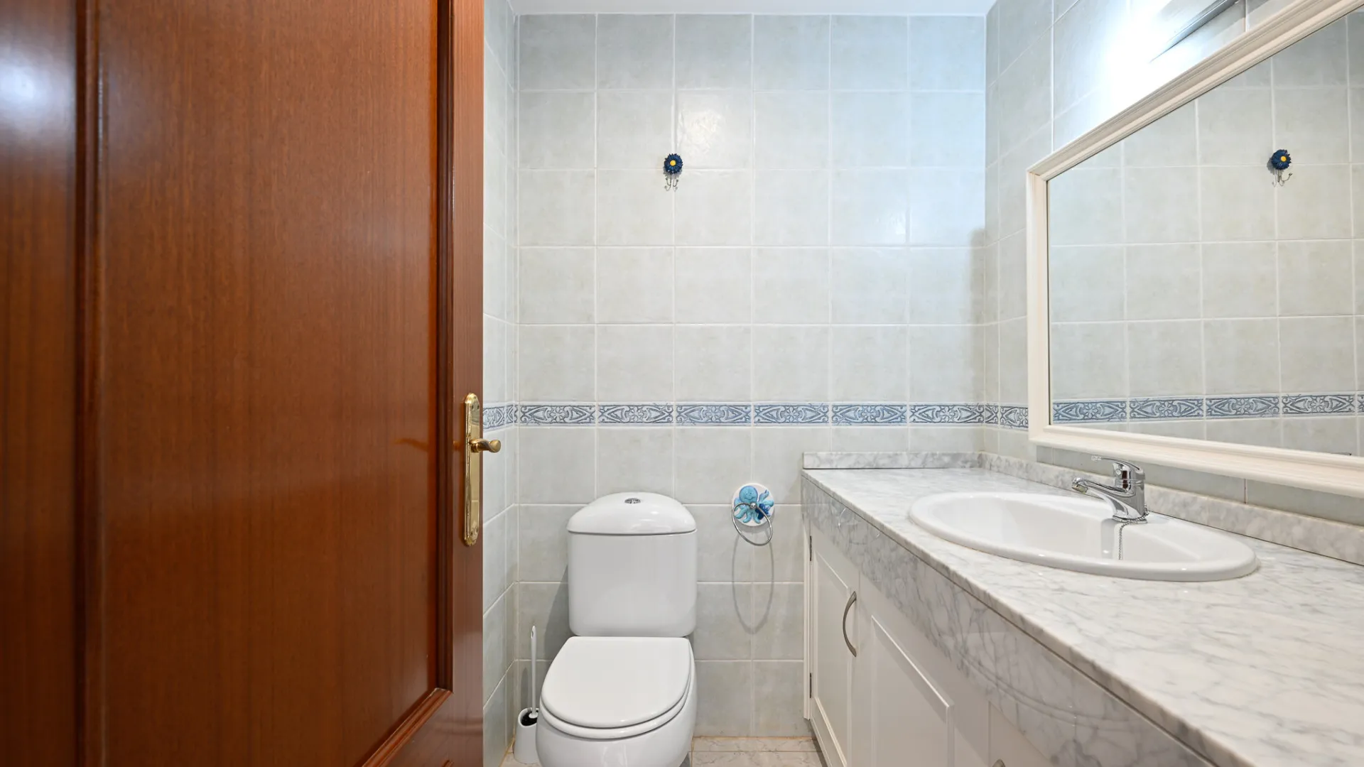 Buy town house with 4 bedrooms in Calahonda