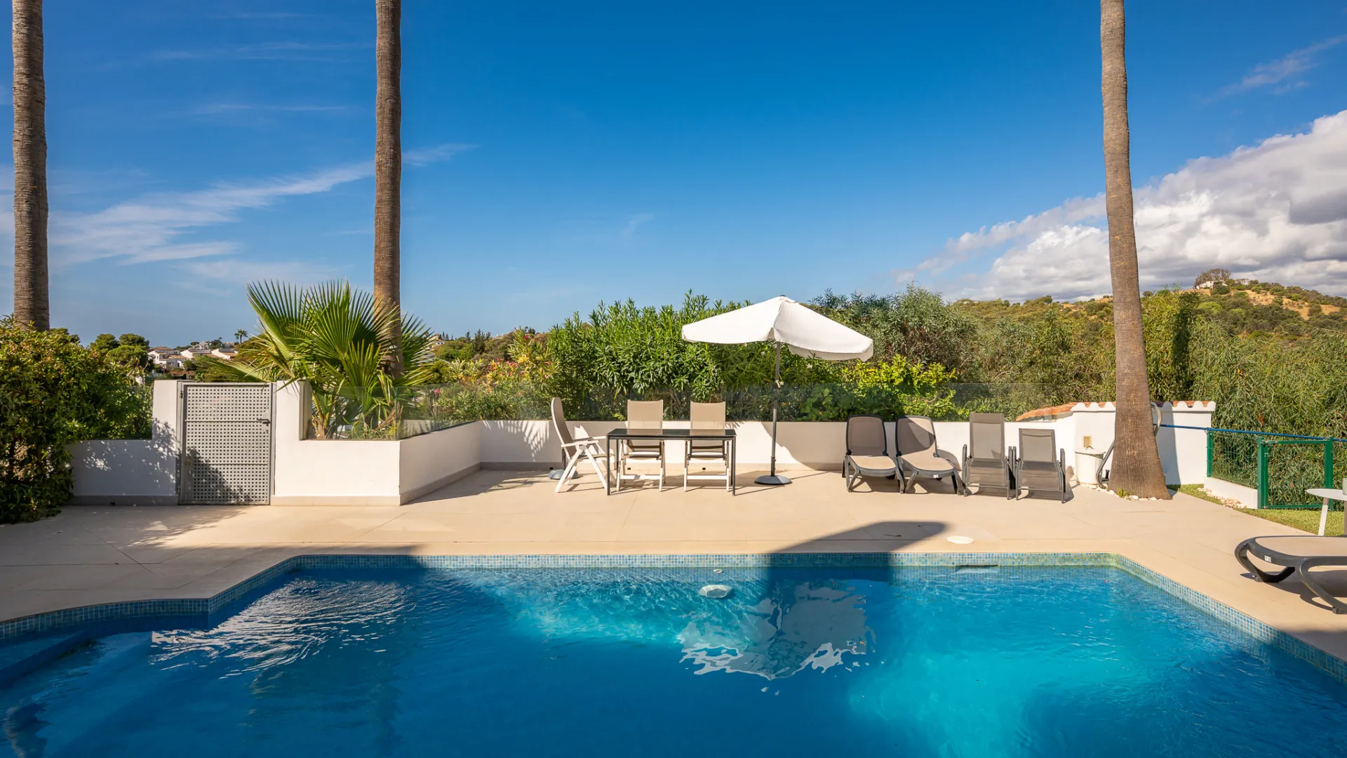 Buy town house with 4 bedrooms in Calahonda